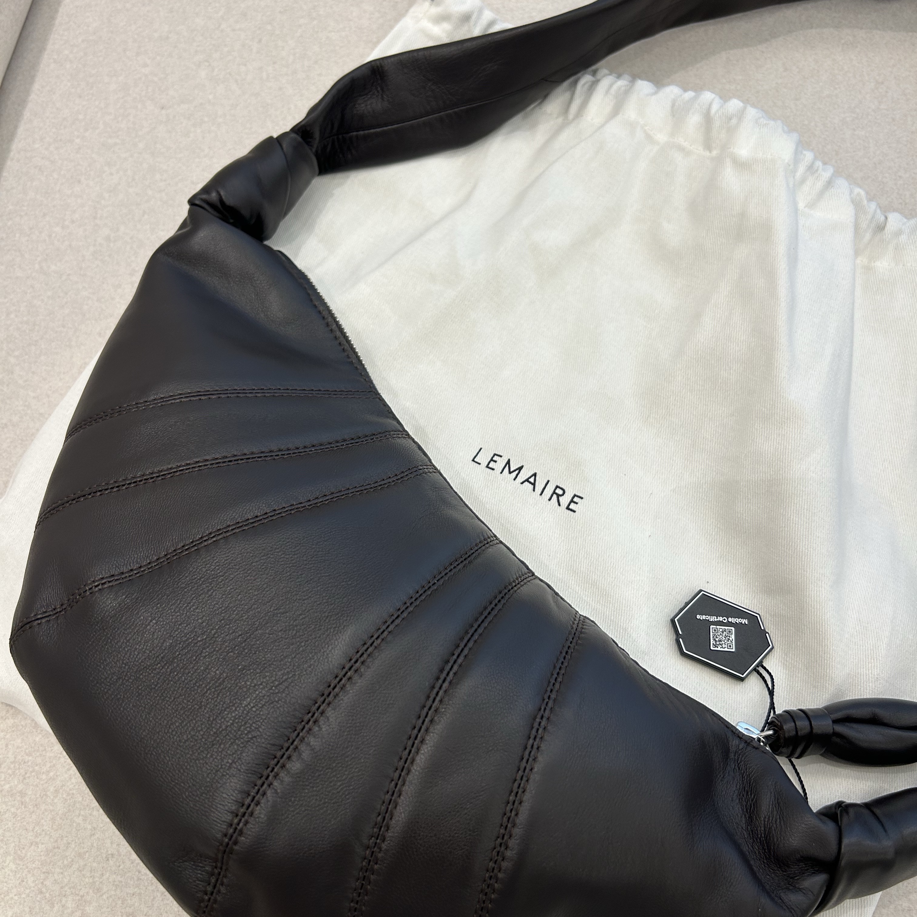 Lemaire Small Croissant Bag Soft Nappa Leather Dark Chocolate 착용 스타일