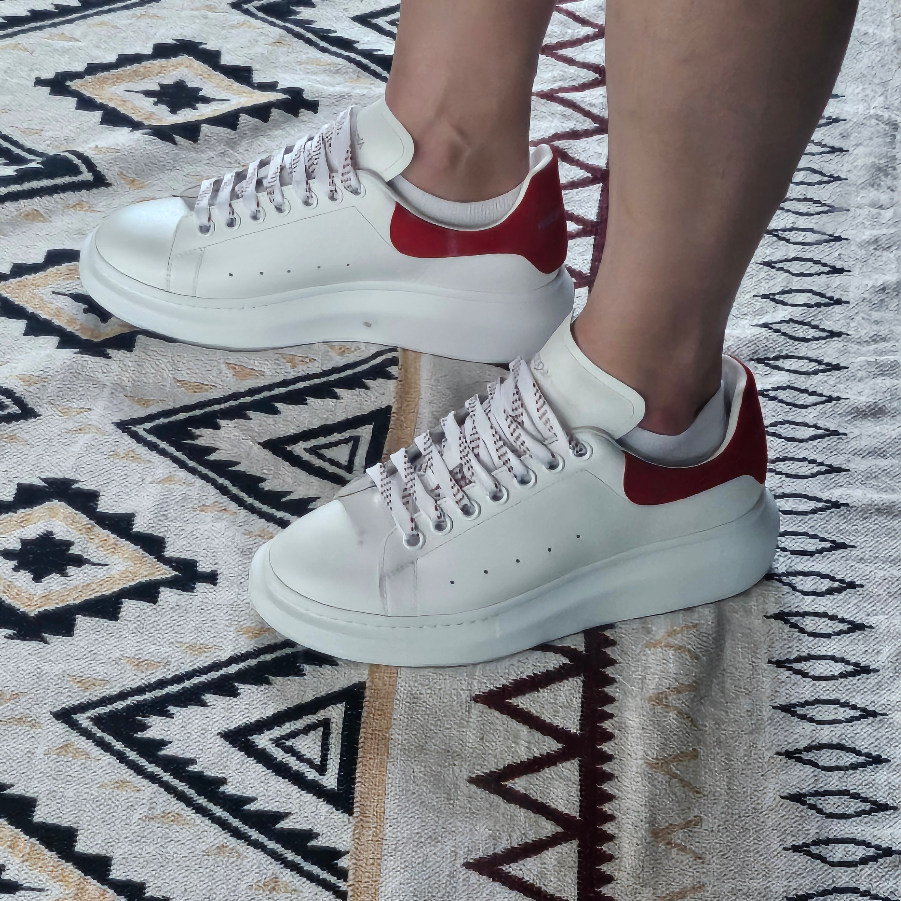 Alexander McQueen Oversized Sneakers Lust Red 착용 스타일 - 1