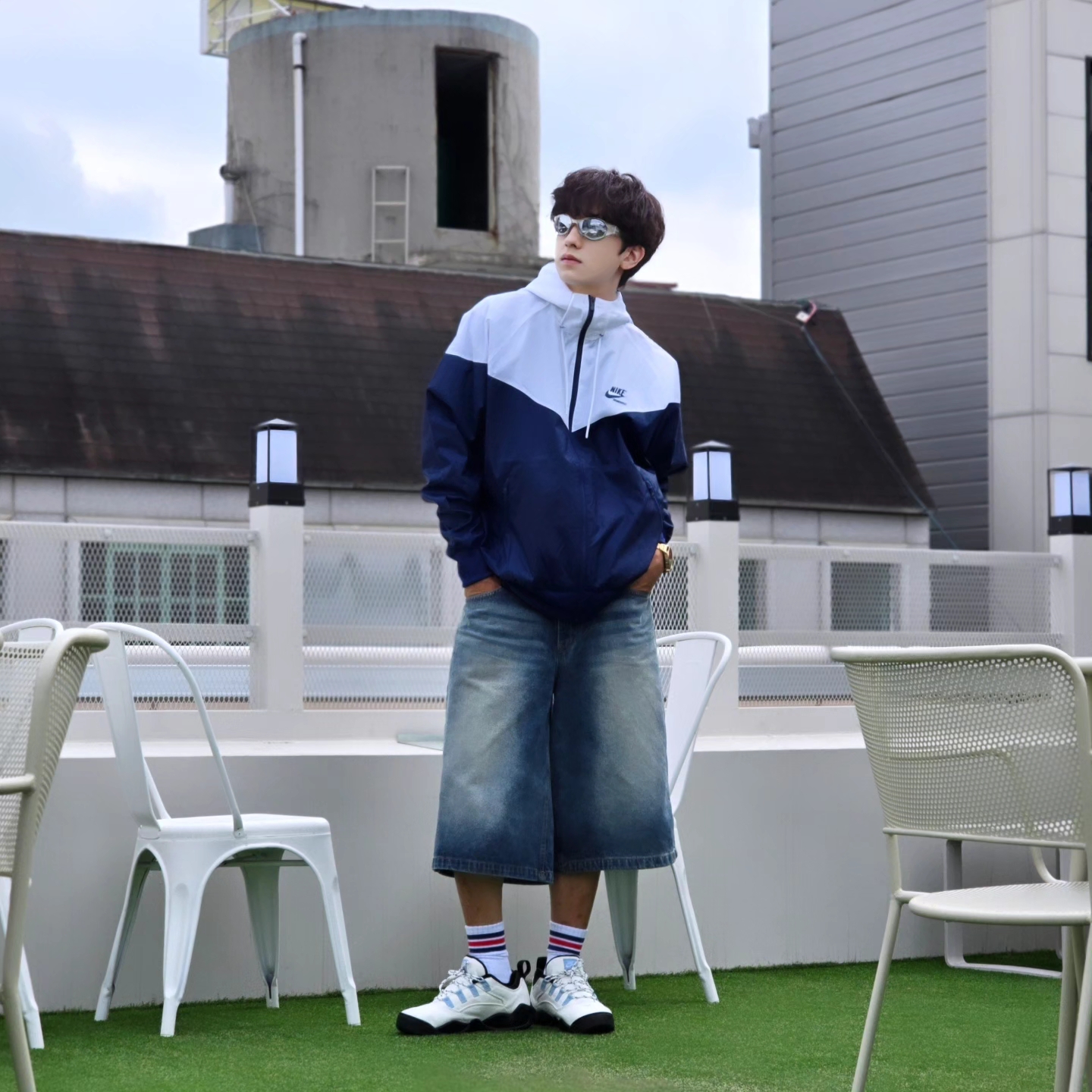 나이키 윈드러너 우븐 라인드 자켓 화이트 블루 보이드 - 아시아, 나이키 x 슈프림 SB 다윈 로우 화이트 착용 스타일 - 3