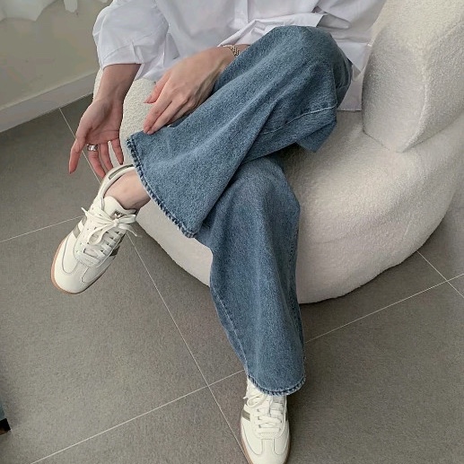 (W) Adidas Samba OG Off White Cyber Metallic, Adidas Gazelle White Grey 착용 스타일 - 3