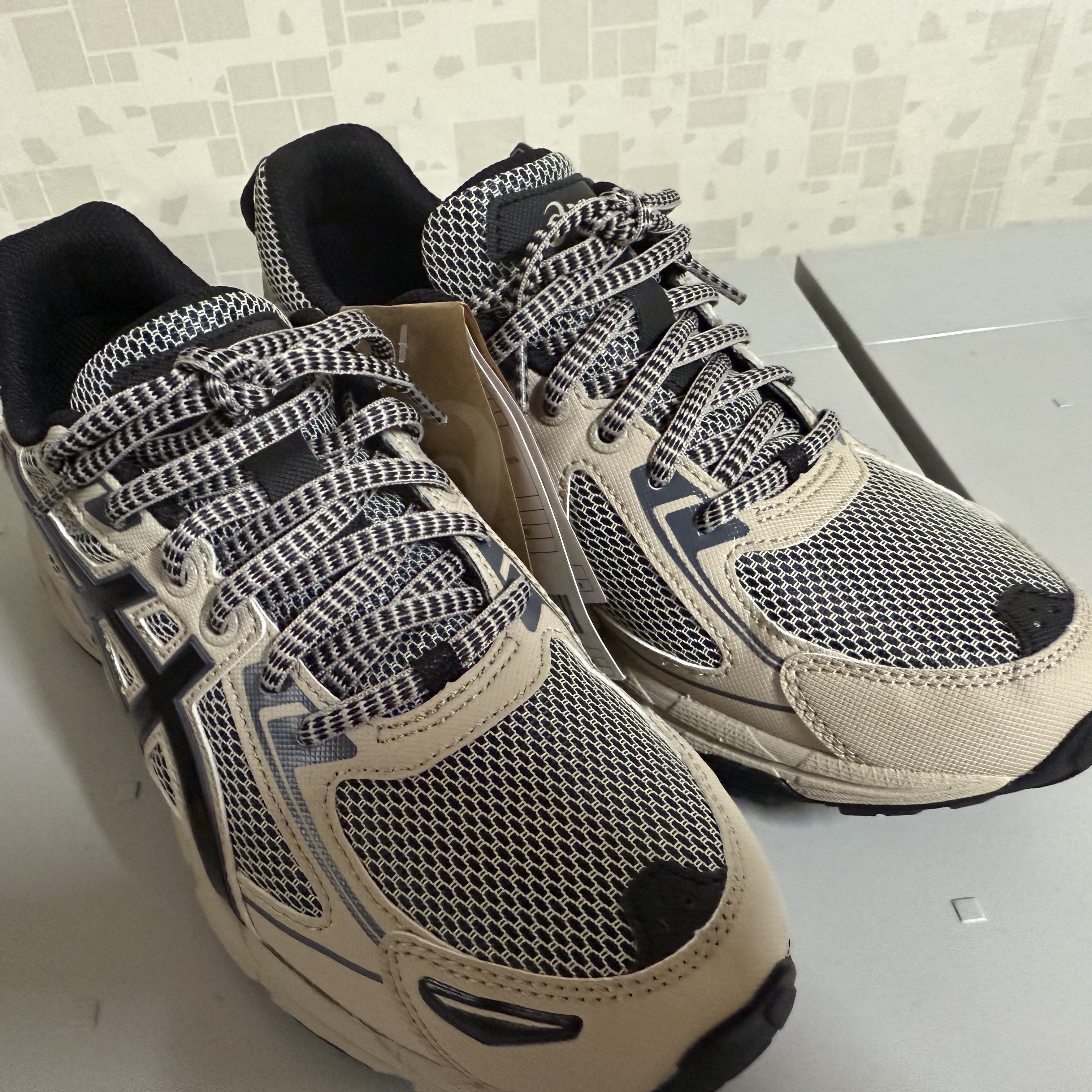 Asics Gel-Venture 6 Feather Grey Black 착용 스타일 - 4