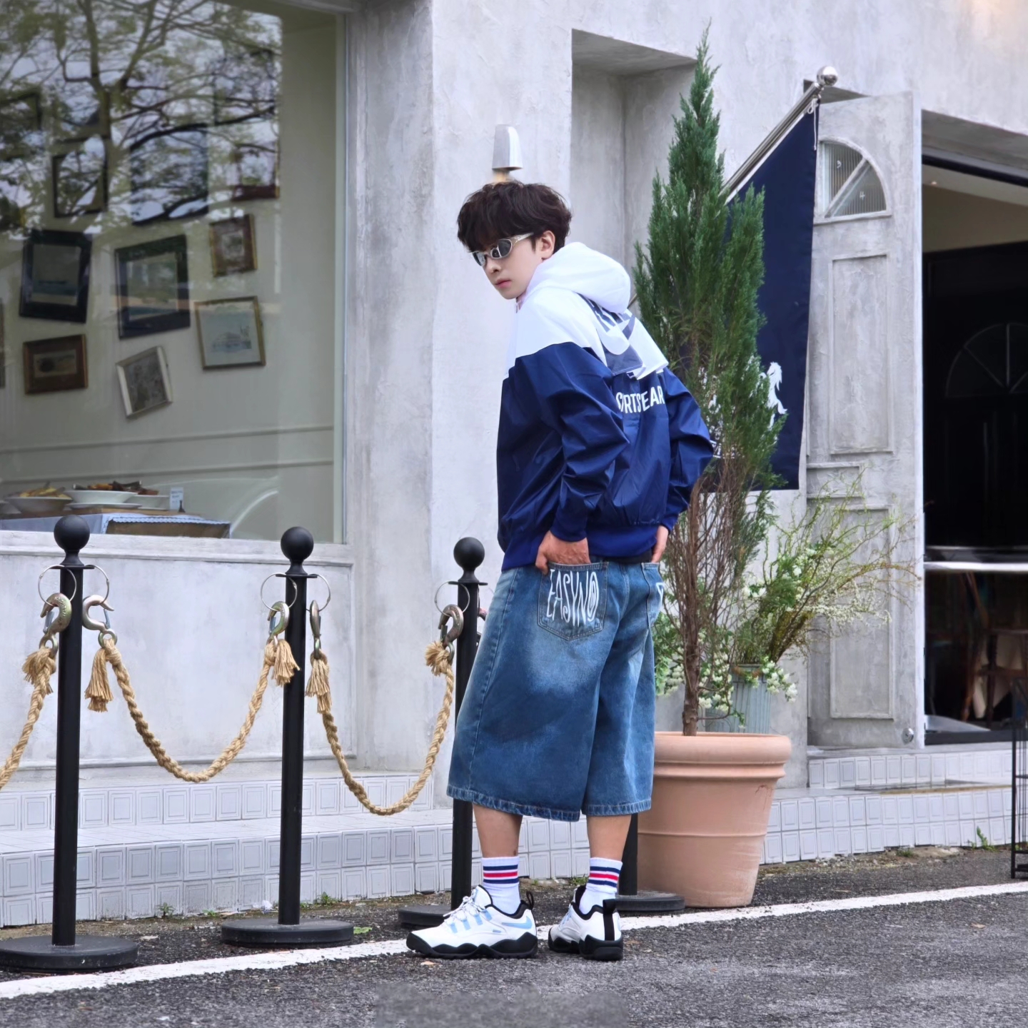 나이키 윈드러너 우븐 라인드 자켓 화이트 블루 보이드 - 아시아, 나이키 x 슈프림 SB 다윈 로우 화이트 착용 스타일 - 4