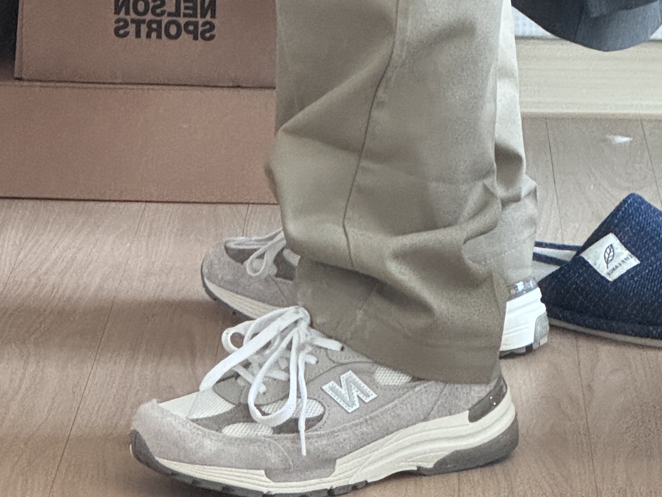 New Balance 992 Made in USA Moonrock Mushroom 착용 스타일 - 1