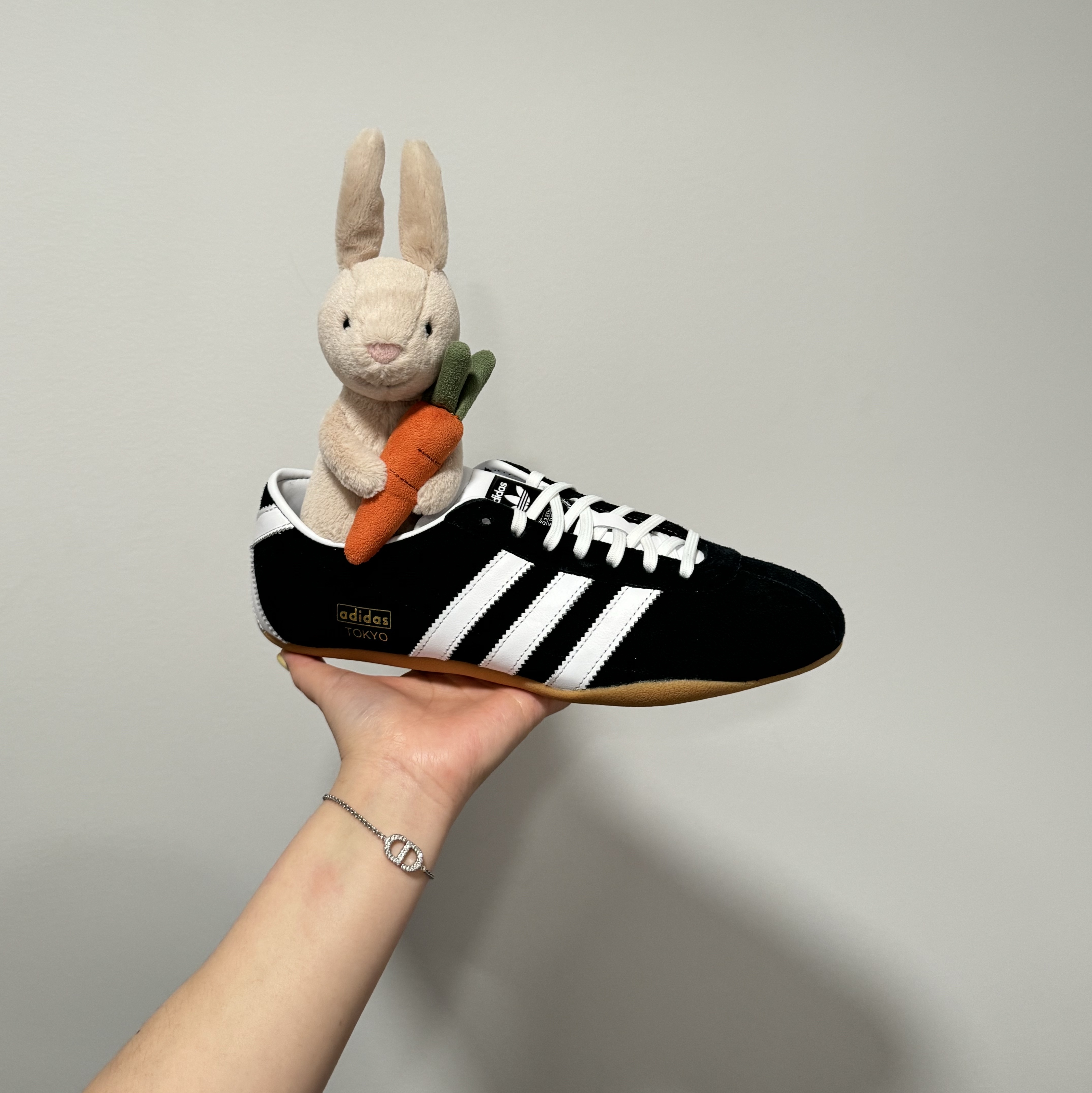 (W) Adidas Tokyo Core Black Cloud White 착용 스타일