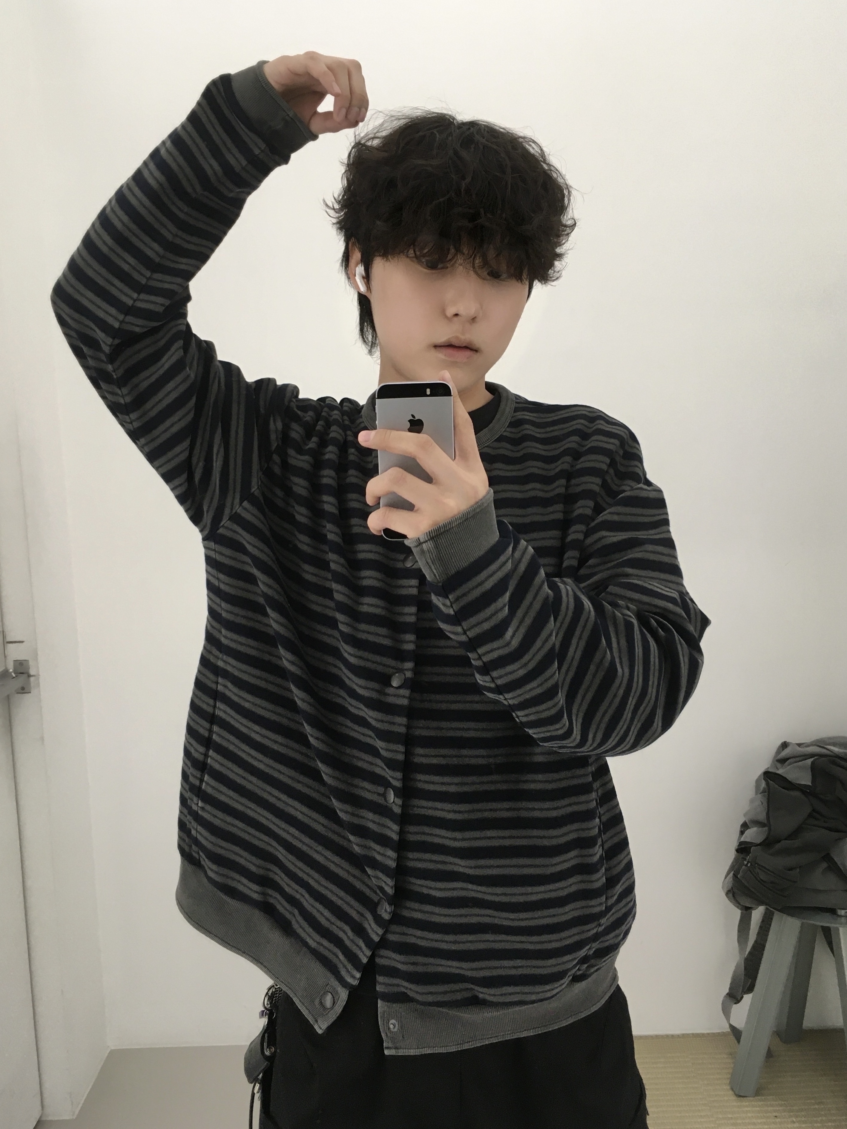 Hatchingroom Stripe Cardigan Blue, Hatchingroom Zip Cargo Work Pants Black 착용 스타일 - 1