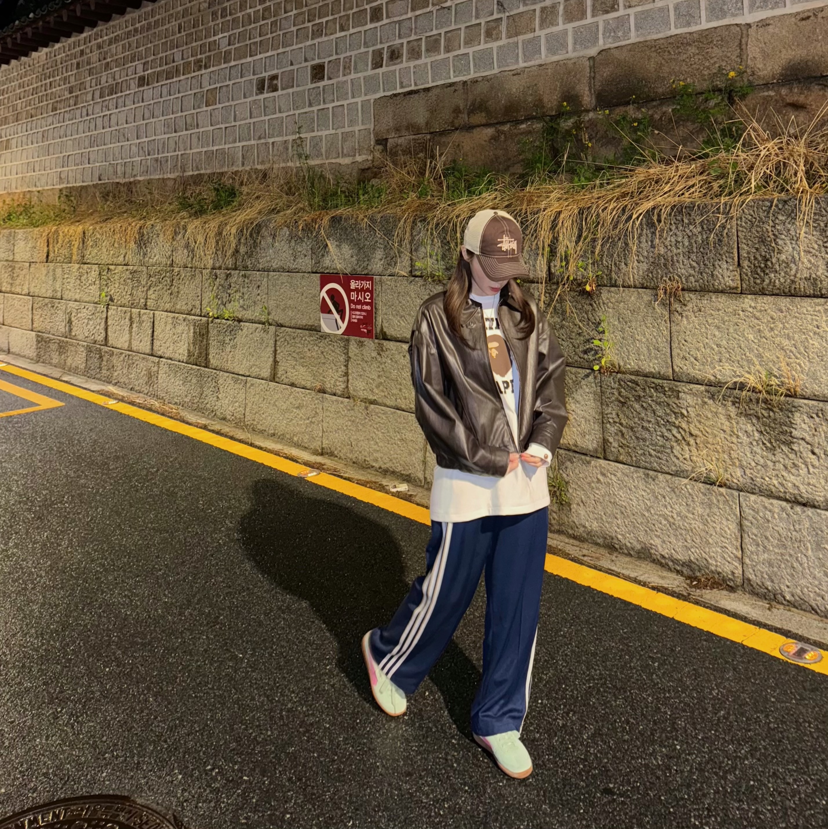 (W) Adidas Originals Firebird Loose Track Pants Dark Blue - US Sizing, BAPE College L/S T-Shirt White 착용 스타일 - 2