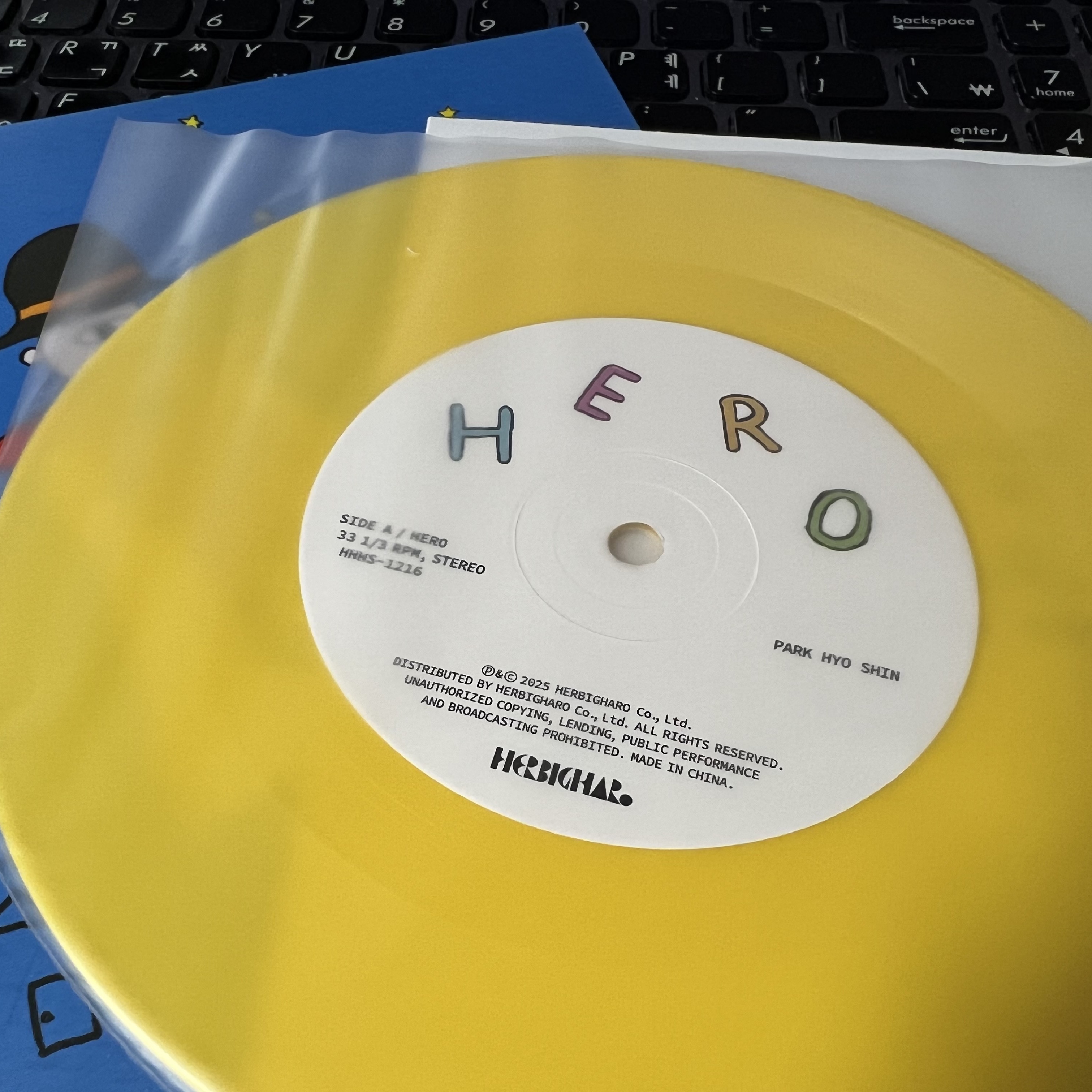 Park Hyo Shin 'HERO' 7" Vinyl (Pink Vinyl), Park Hyo Shin 'HERO' 7" Vinyl (Yellow Vinyl) 착용 스타일