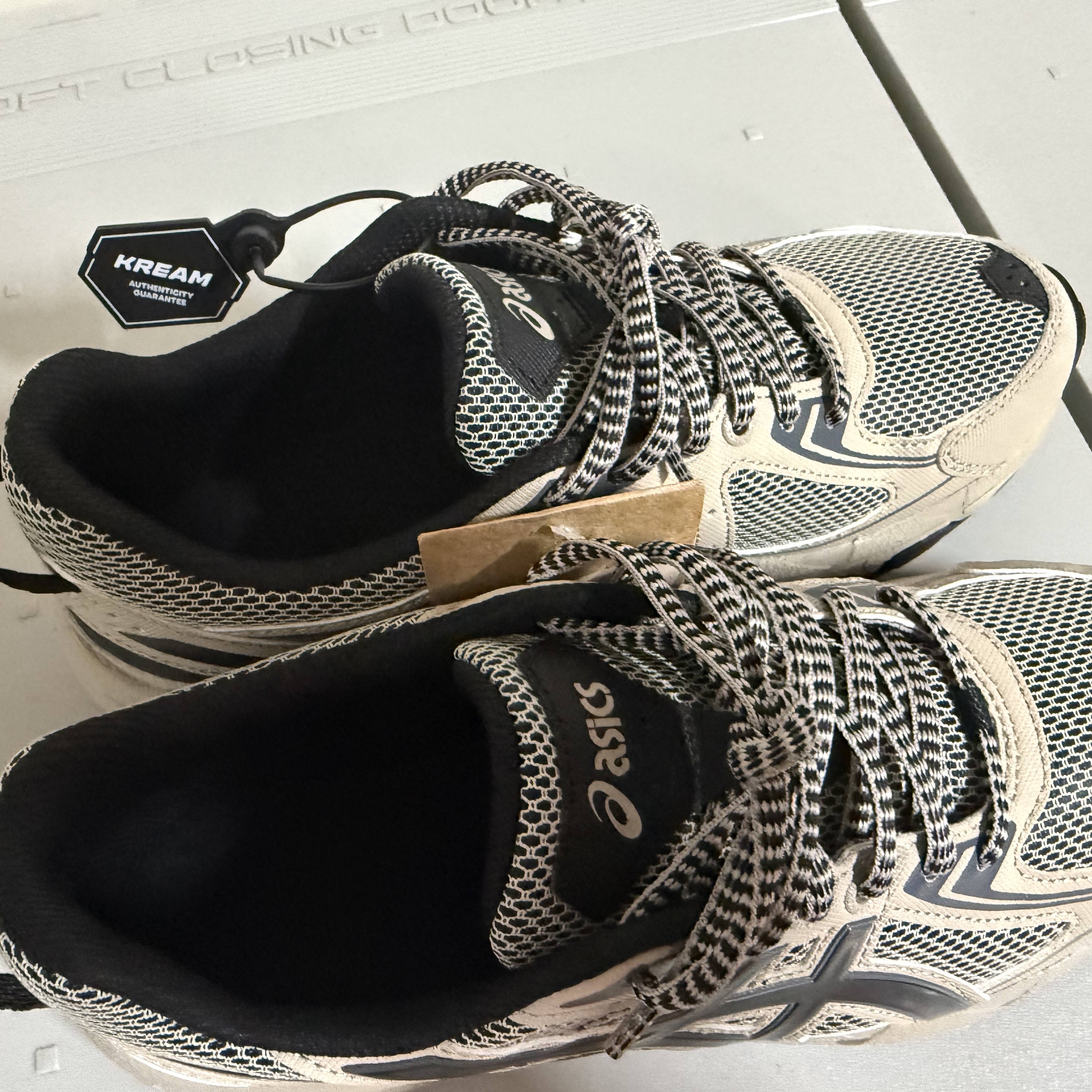Asics Gel-Venture 6 Feather Grey Black 착용 스타일 - 2
