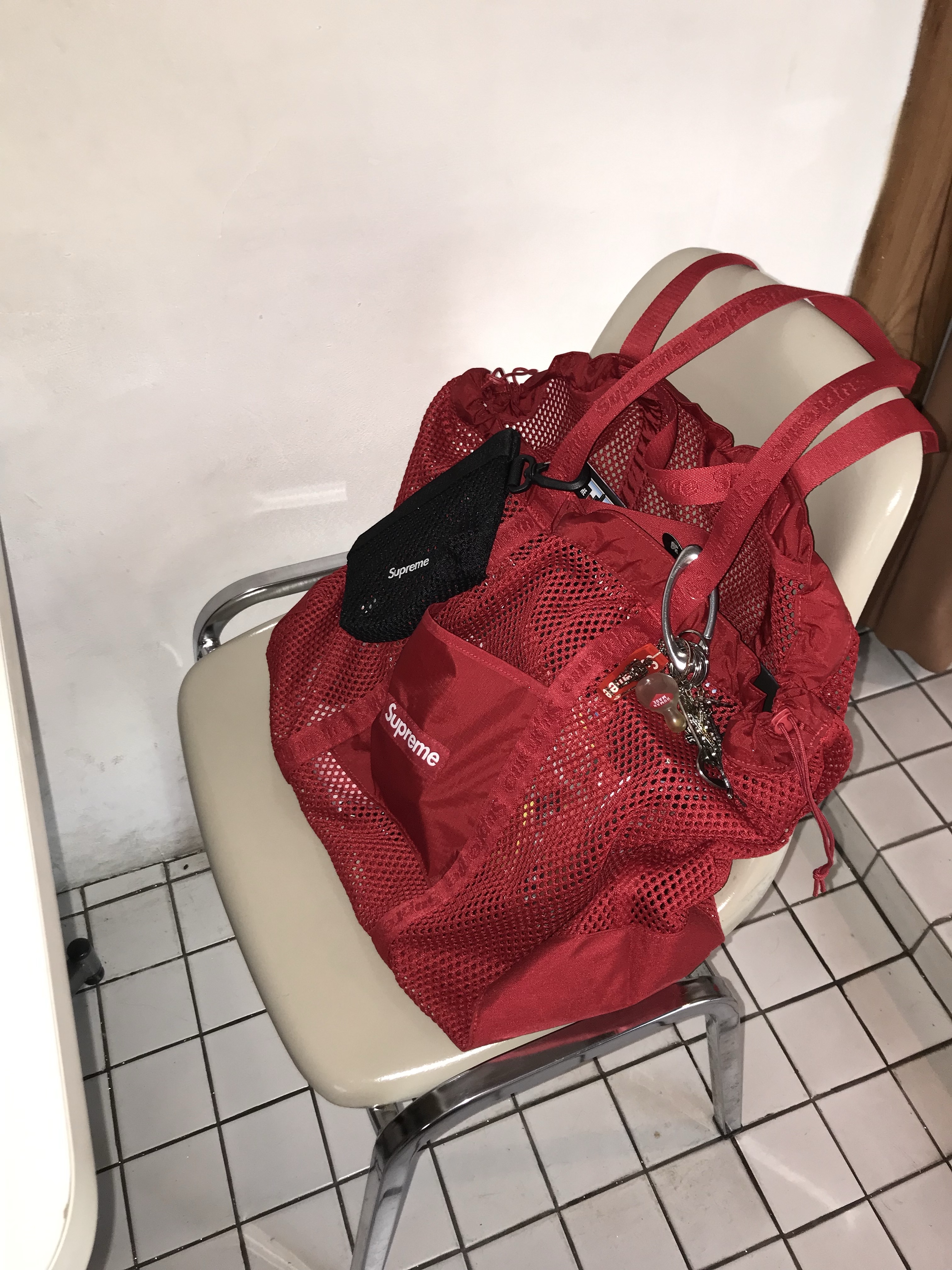Supreme Mesh Tote Bag Red - 25SS, Supreme Mesh Mini Pouch Black - 25SS 착용 스타일