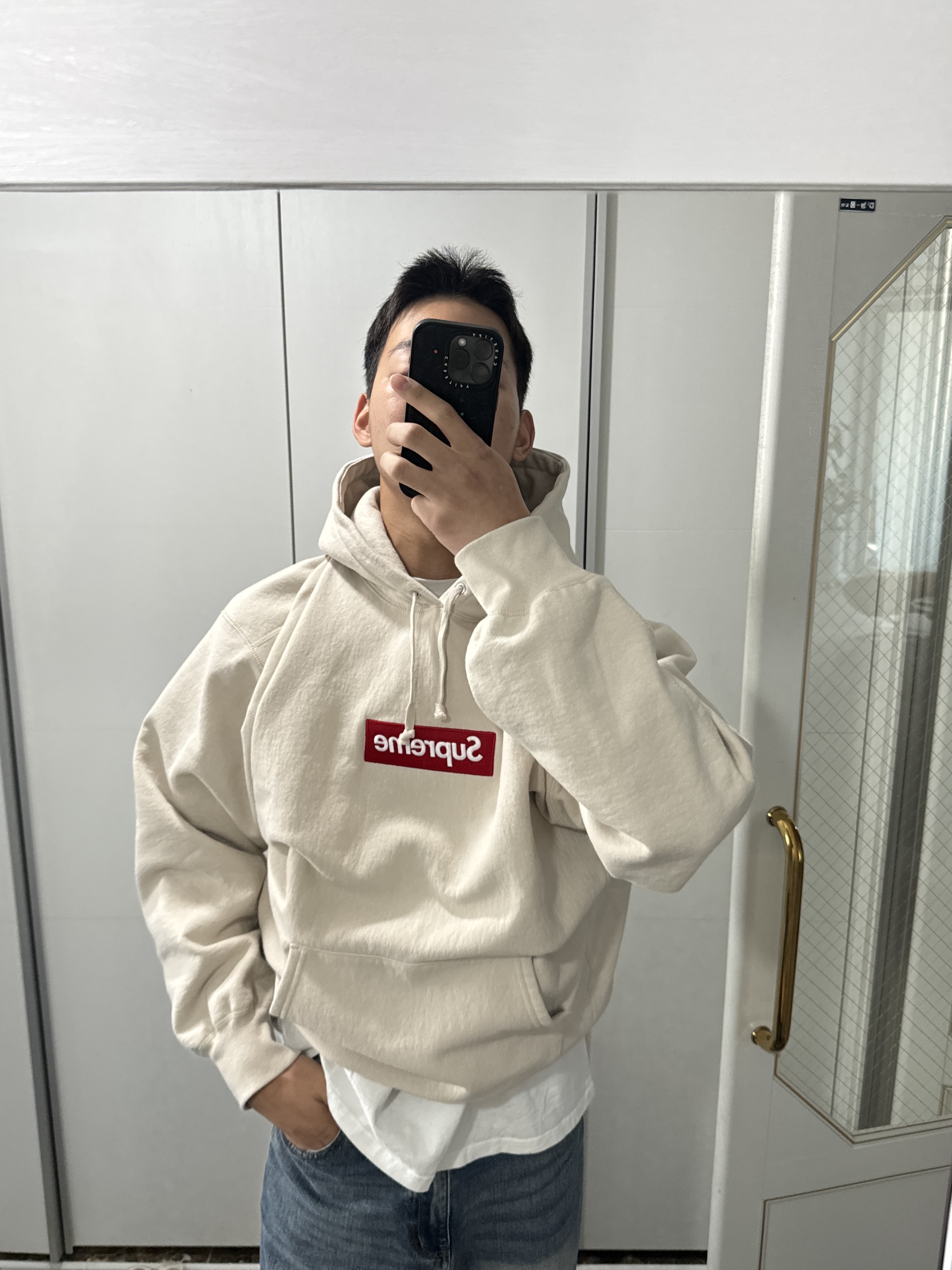 Supreme Box Logo Hooded Sweatshirt Stone - 24FW, Supreme Baggy Jean Washed Indigo - 25SS 착용 스타일
