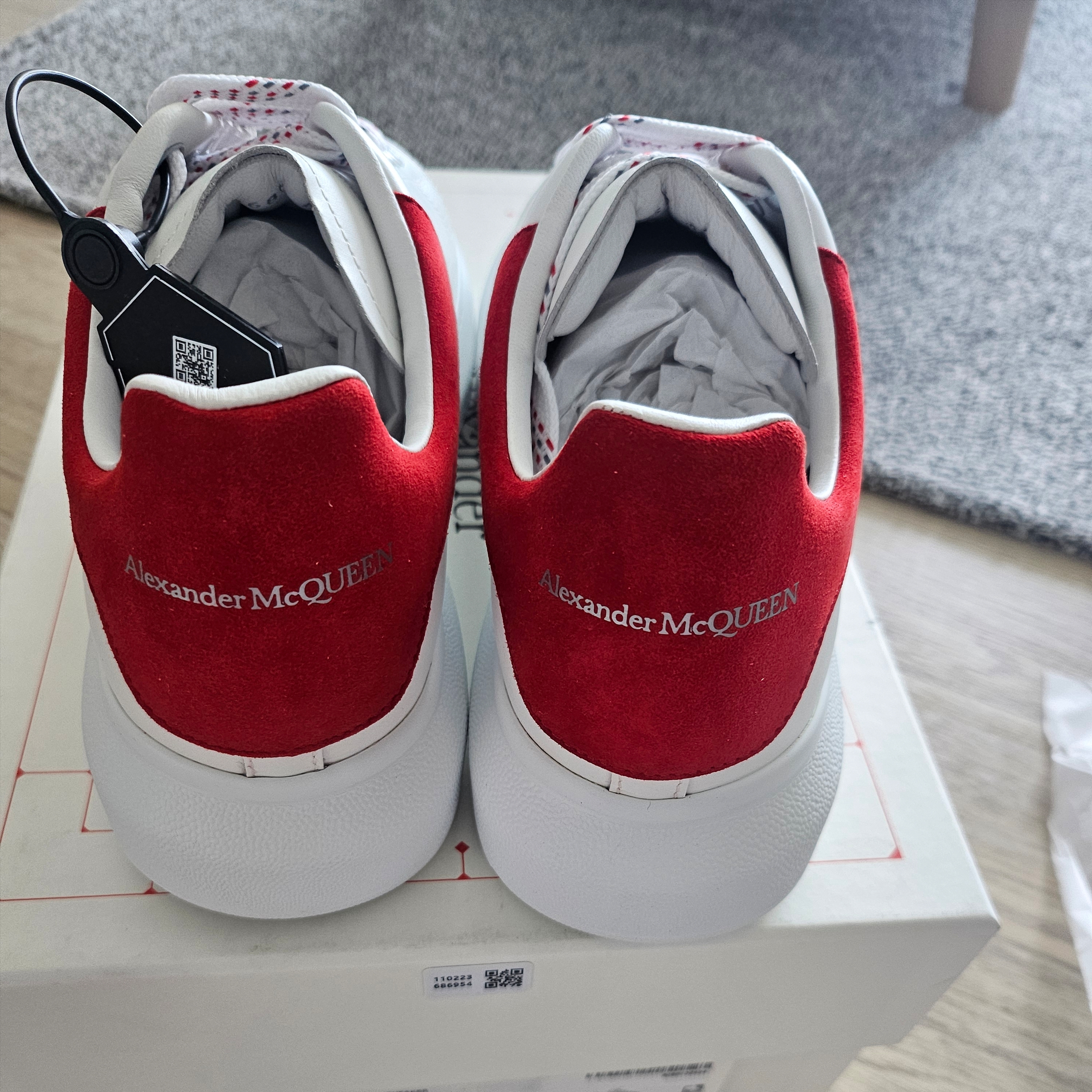 Alexander McQueen Oversized Sneakers Lust Red 착용 스타일 - 2