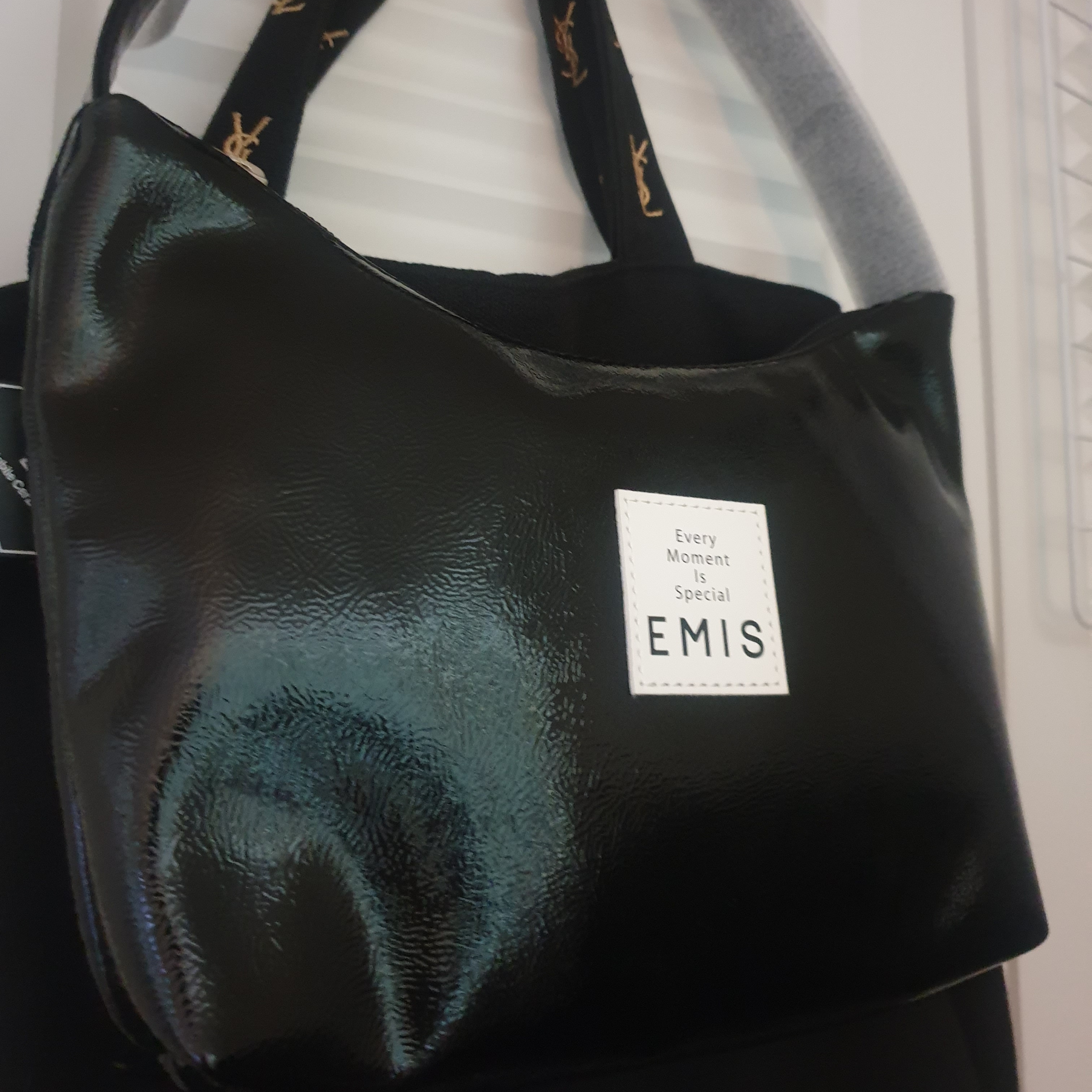 Emis New Enamel Hobo Bag Black 착용 스타일