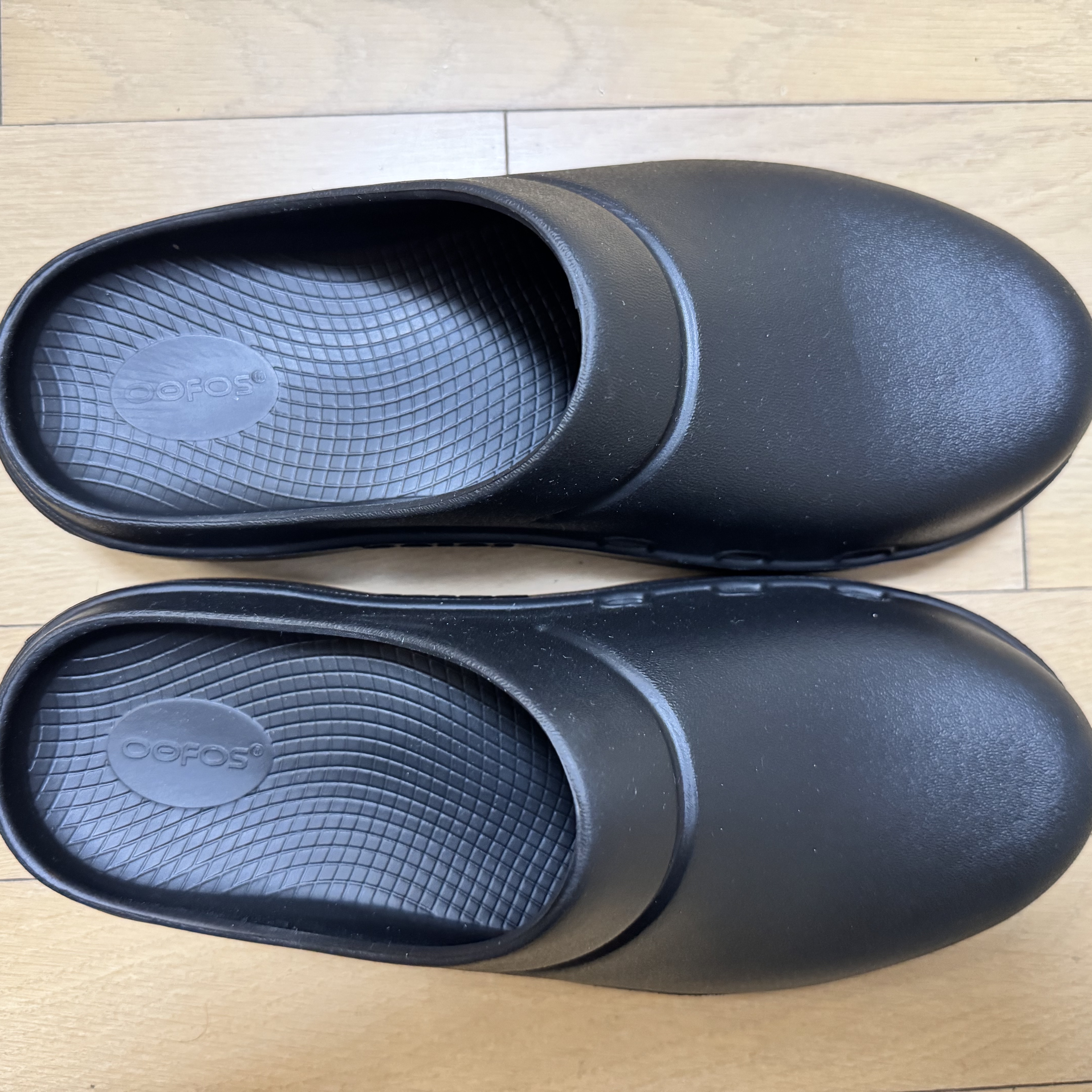 Oofos OOCloog Black 착용 스타일 - 3