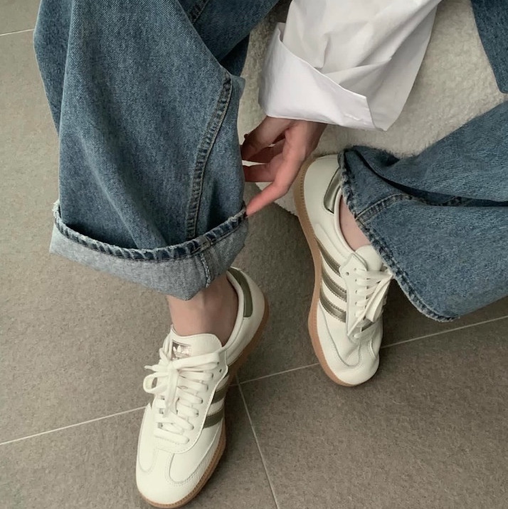 (W) Adidas Samba OG Off White Cyber Metallic, Adidas Gazelle White Grey 착용 스타일 - 2