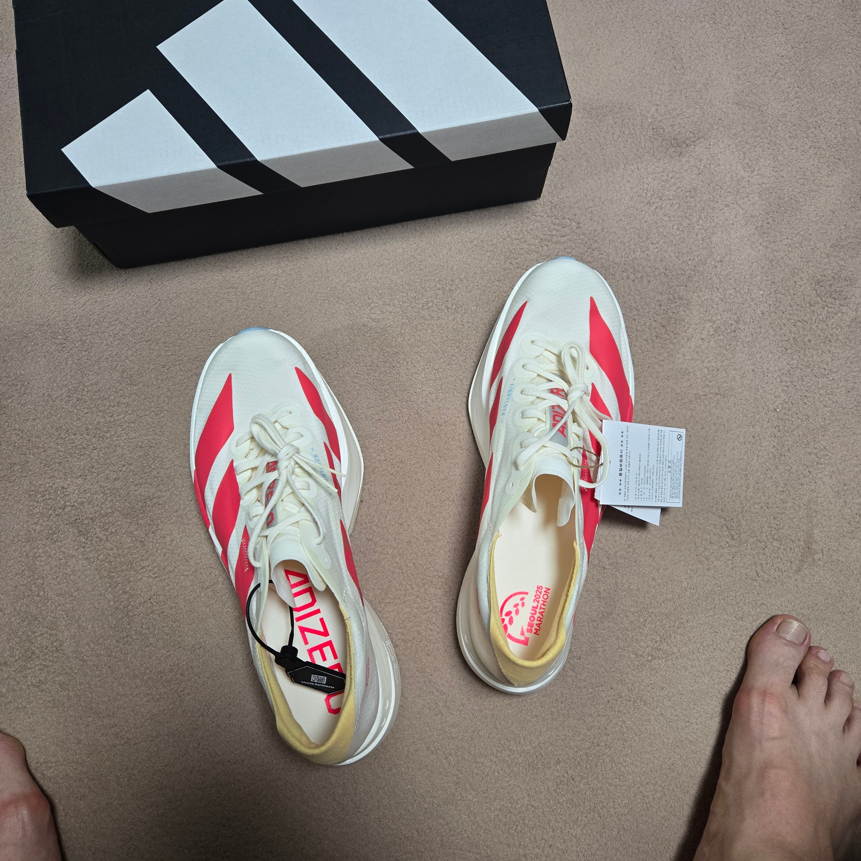 Adidas Adizero Adios Pro 4 Off White Semi Lucid Red 착용 스타일 - 1
