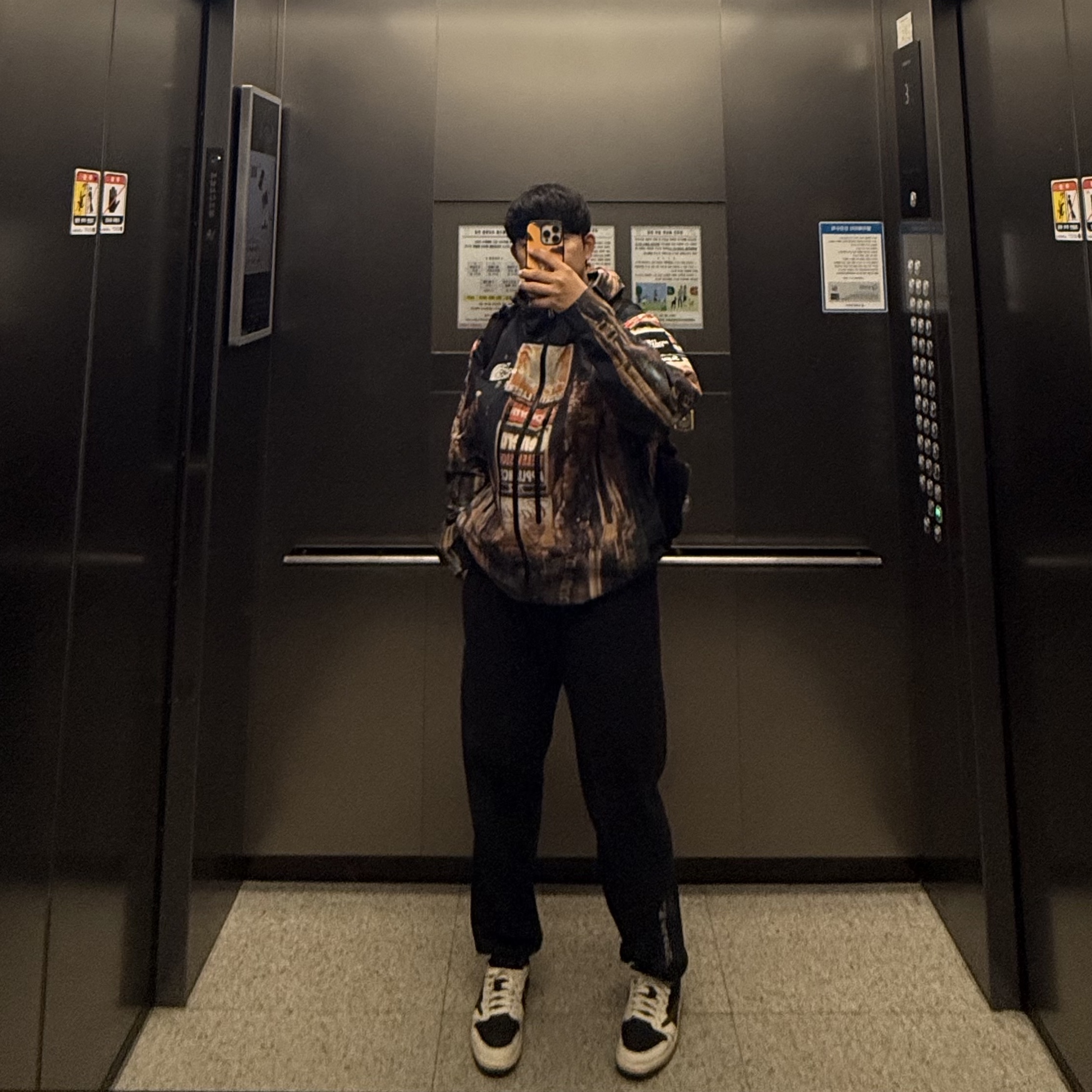Supreme x The North Face Taped Seam Shell Jacket Times Square - 22FW, (W) Jordan 1 x Travis Scott Retro Low OG SP Medium Olive 착용 스타일