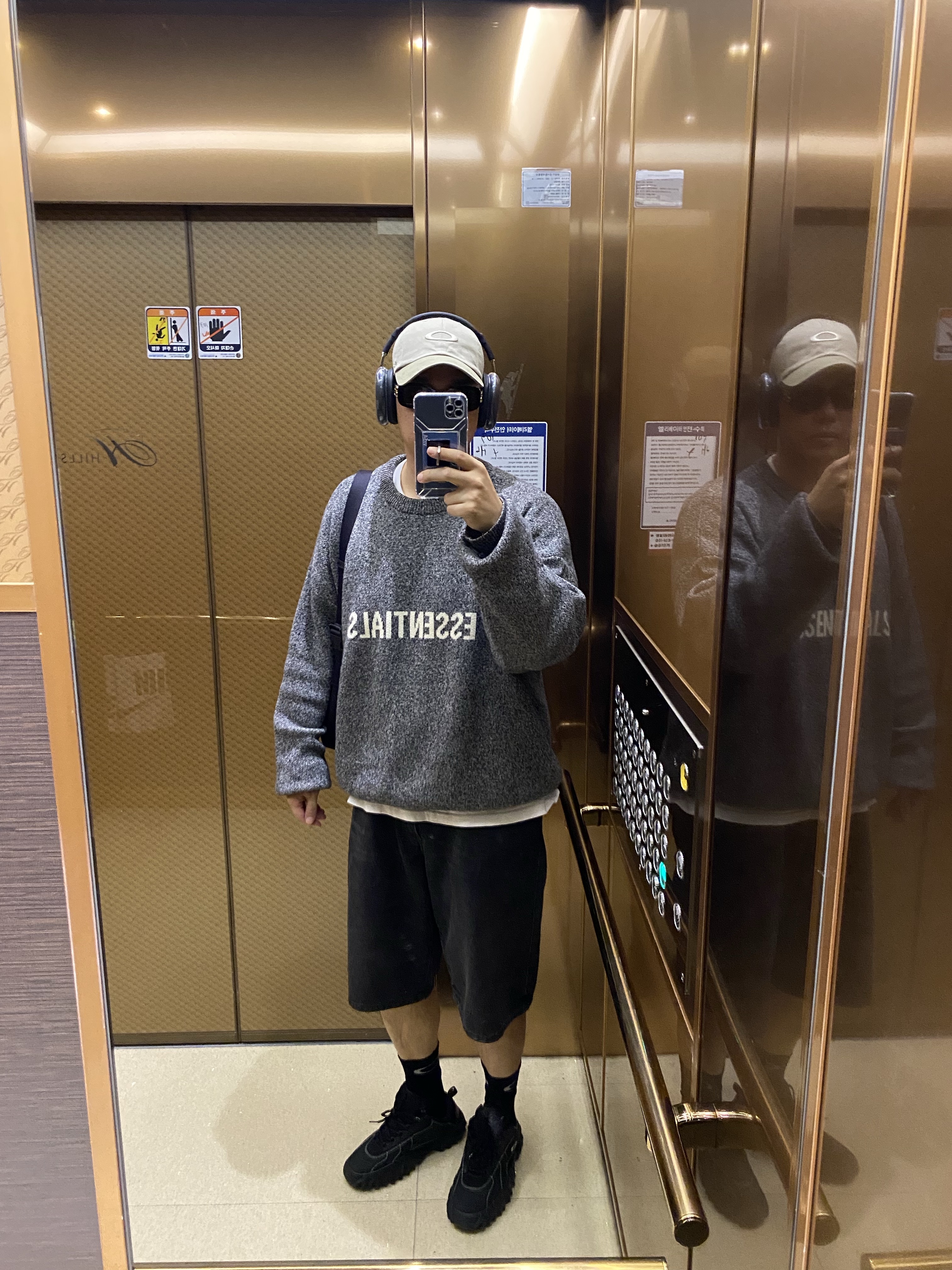 Apple AirPods Max USB C Midnight (Korean Ver.), Oakley Remix Dad Hat Boulder Army Green 착용 스타일