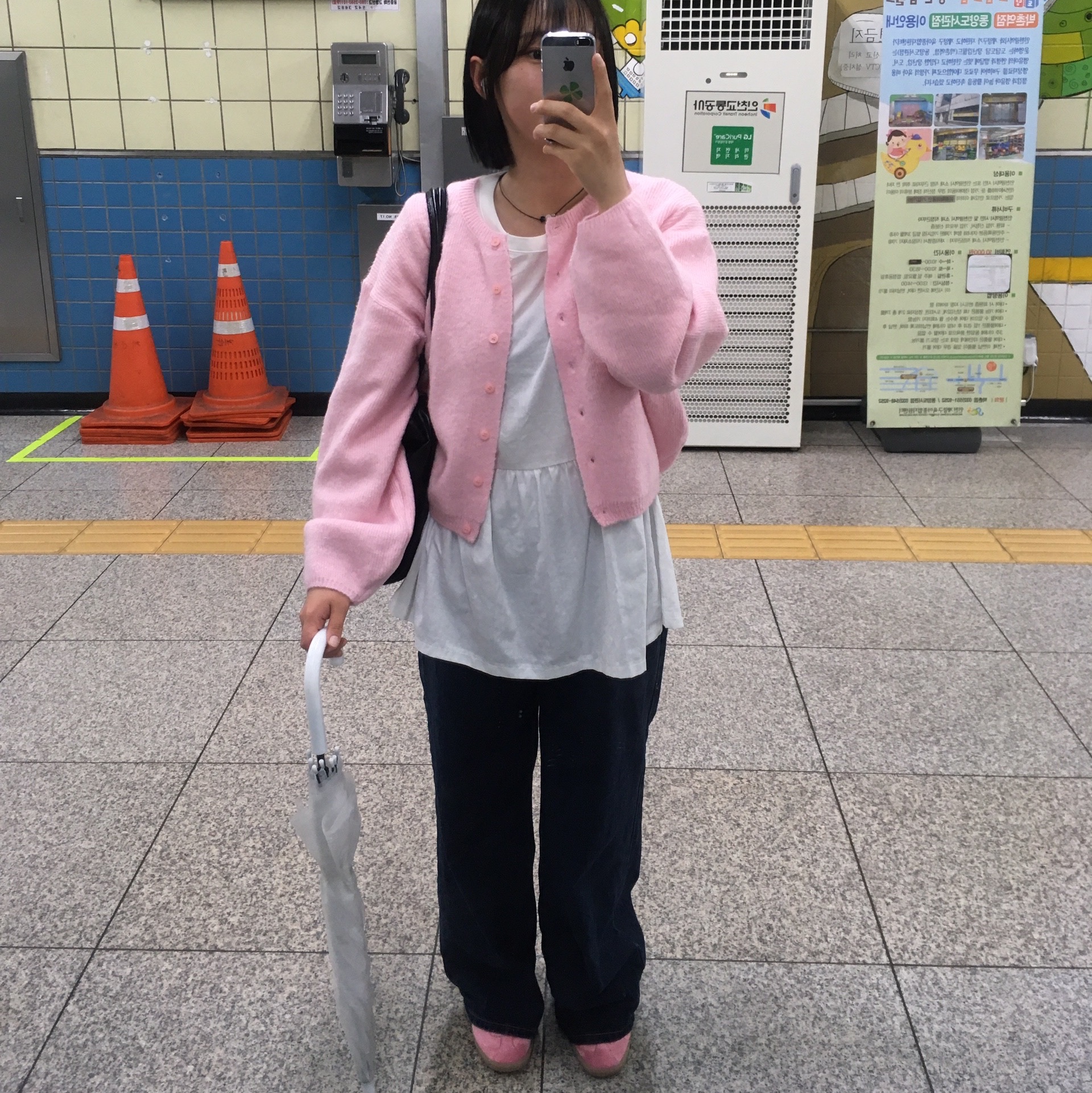 Adidas Bermuda Glow Pink 착용 스타일