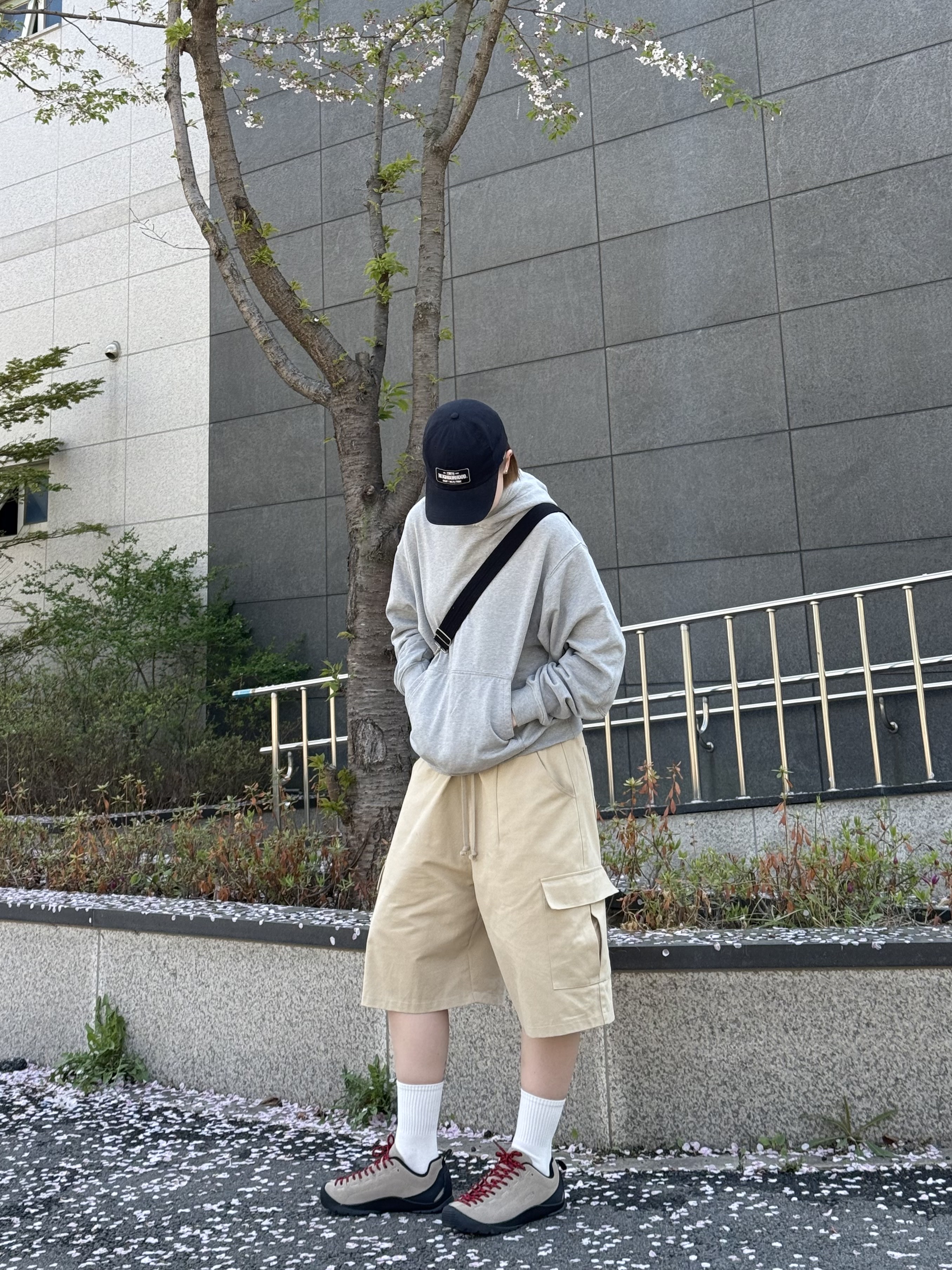 (W) Keen Jasper Suede Sneakers Silver Mink, Neighborhood Embroidered Logo Patch Cotton Twill Dad Cap Black 착용 스타일 - 2