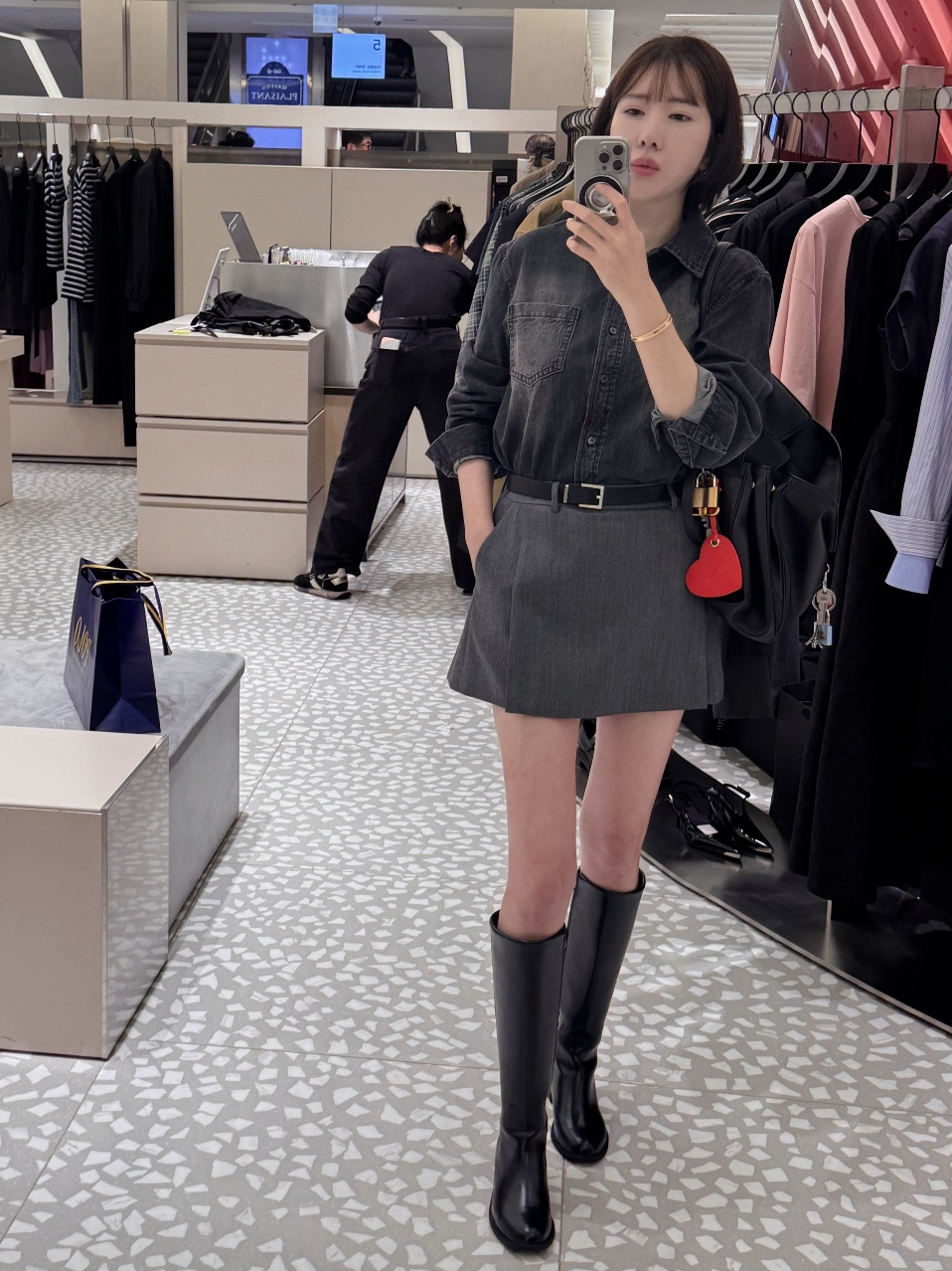 Balenciaga Rodeo Large Handbag Black 착용 스타일