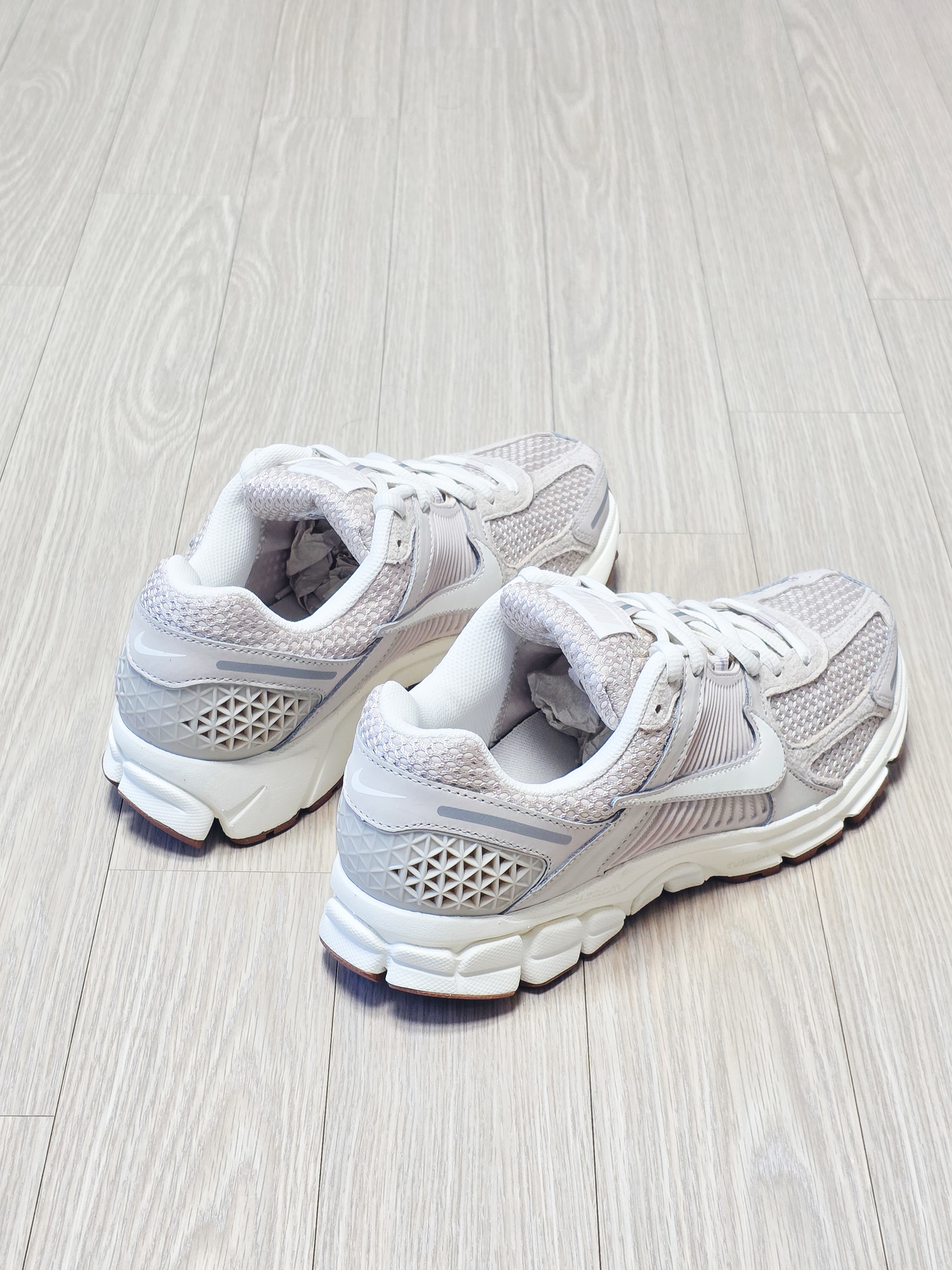 (W) Nike Zoom Vomero 5 Light Orewood Brown 착용 스타일 - 7