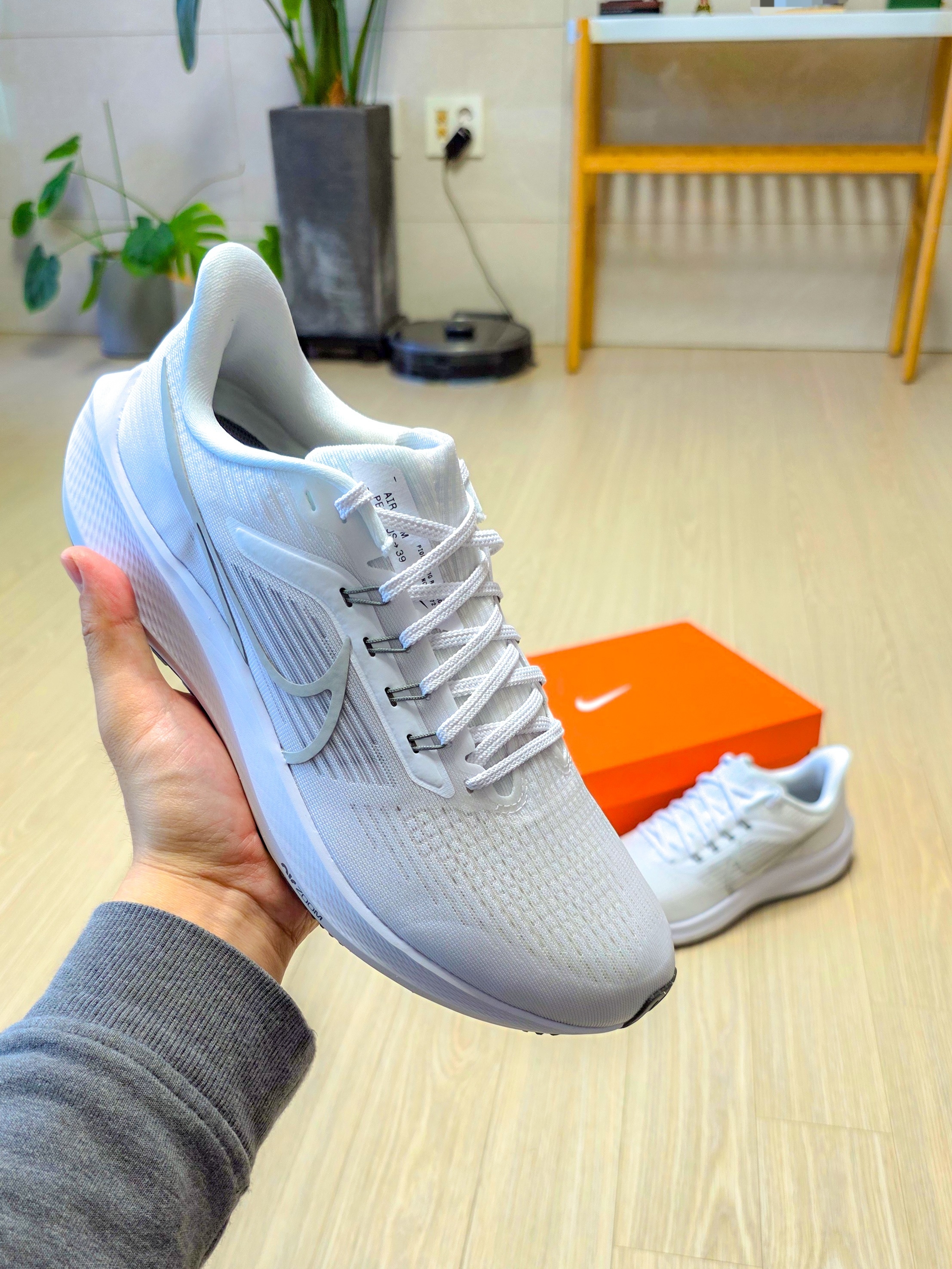 Nike Air Zoom Pegasus 39 White Grey Fog 착용 스타일 - 3