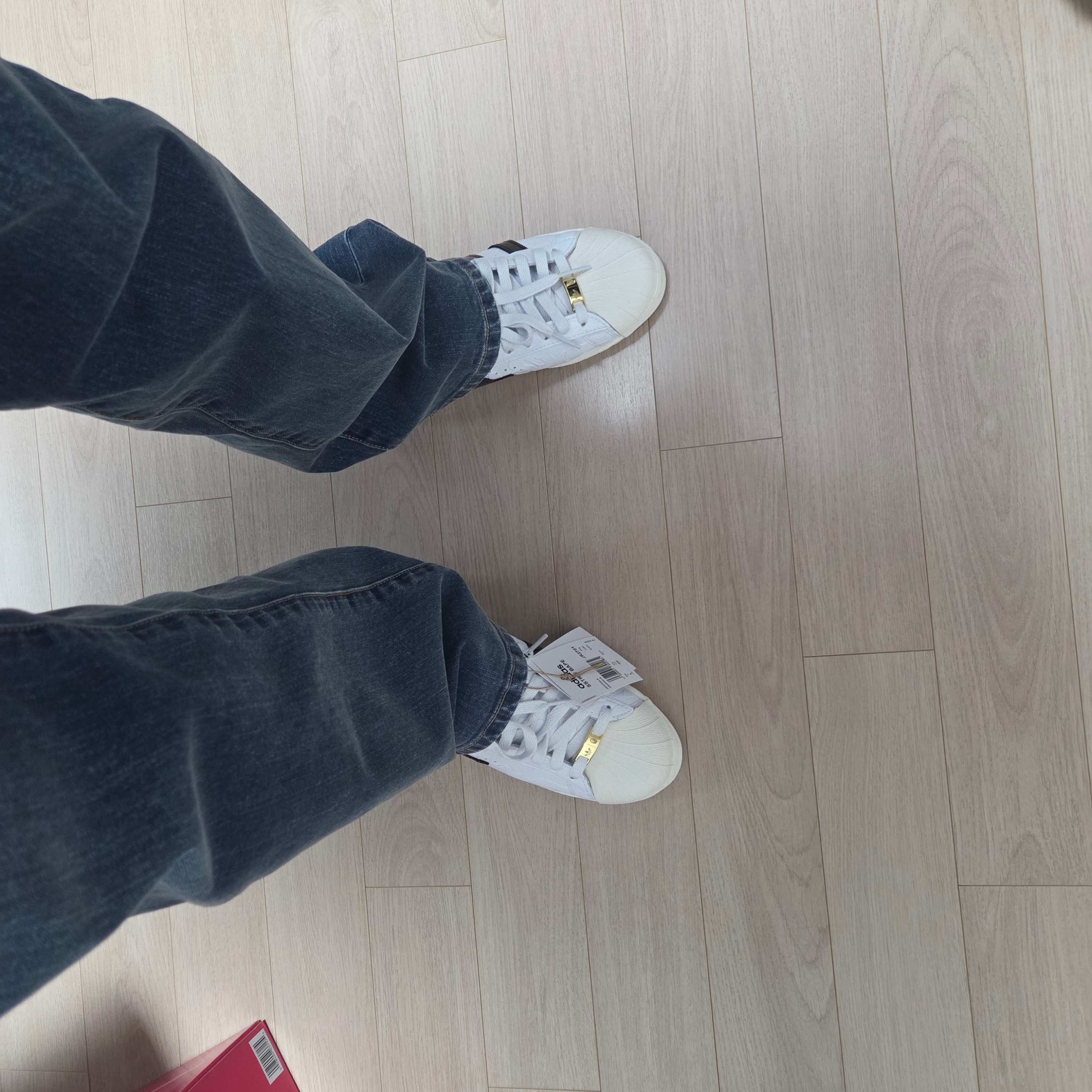Adidas x BAPE Superstar Vintage Cloud White Core Black 착용 스타일 - 2