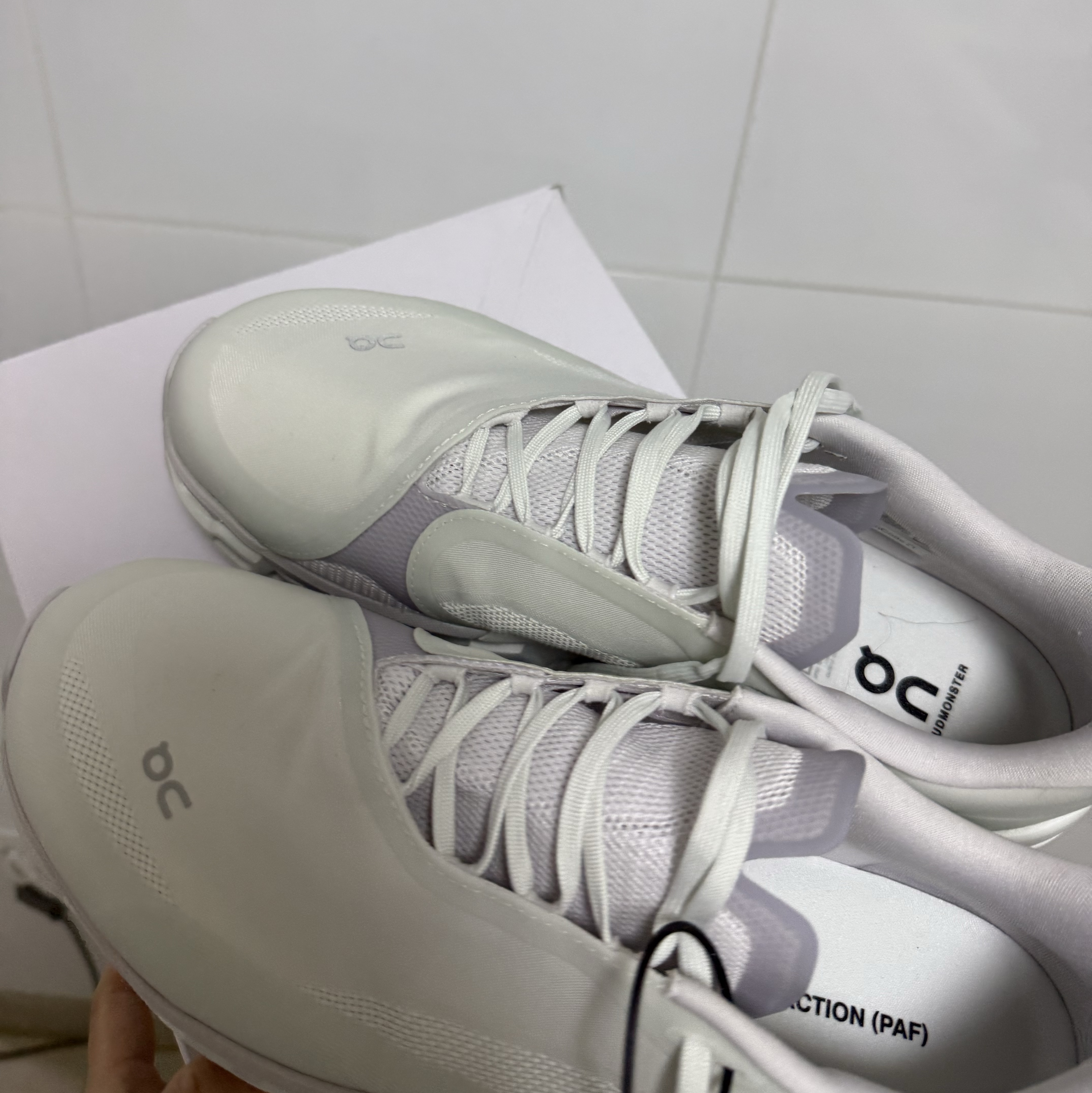On Running x Post Archive Faction (Paf) Cloudmonster 2 Vapor Frost 착용 스타일 - 3