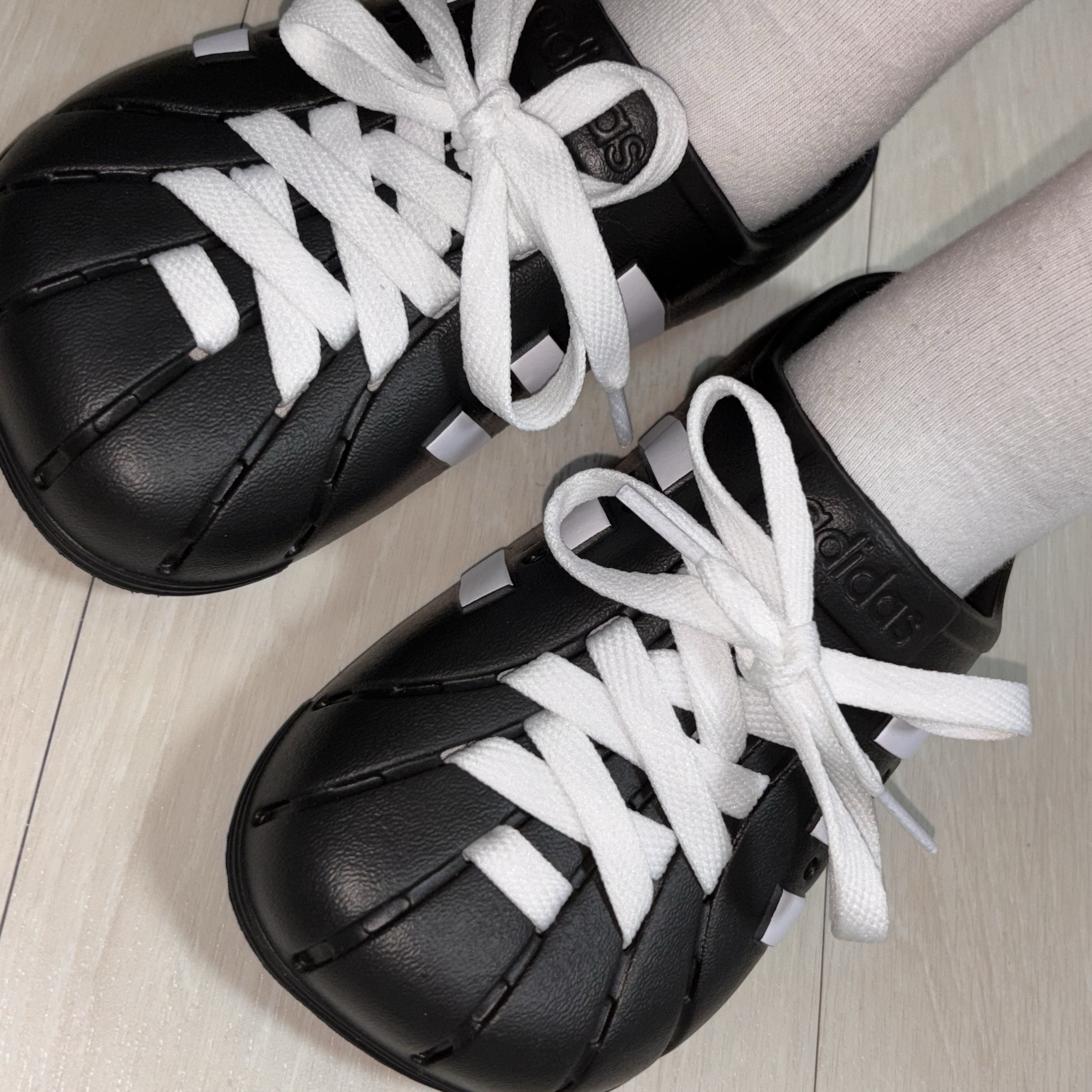 Adidas Adilette Clog Black White 착용 스타일
