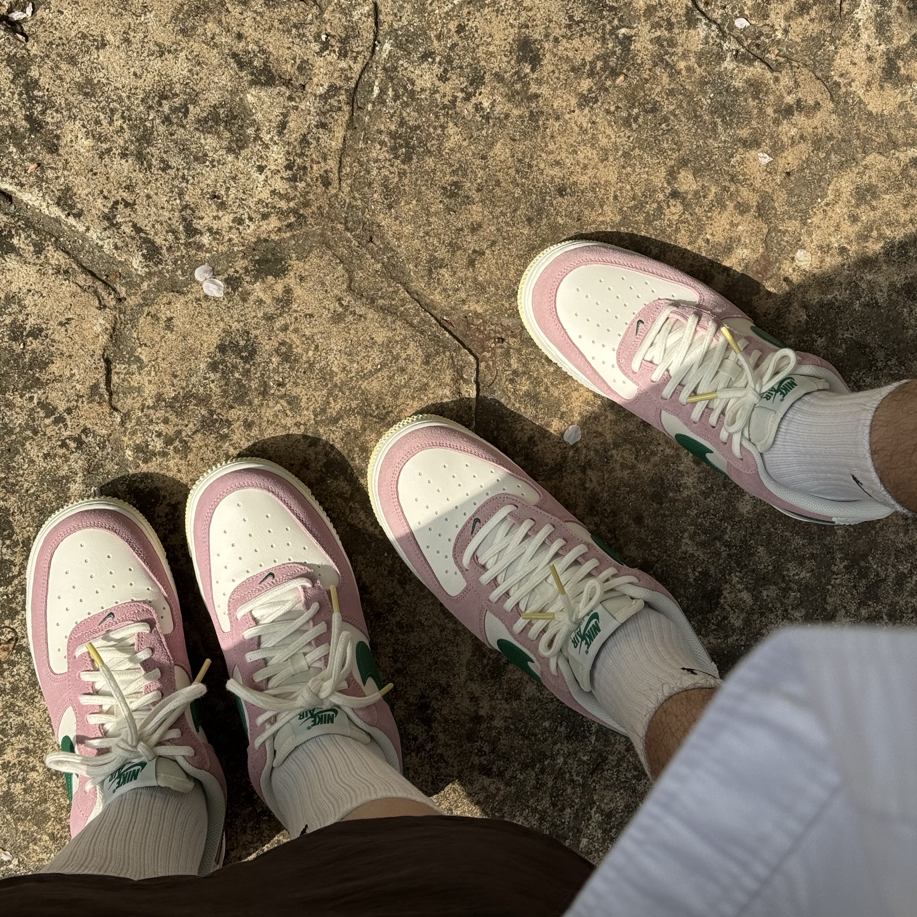 Nike Air Force 1 '07 Sail Medium Soft Pink 착용 스타일