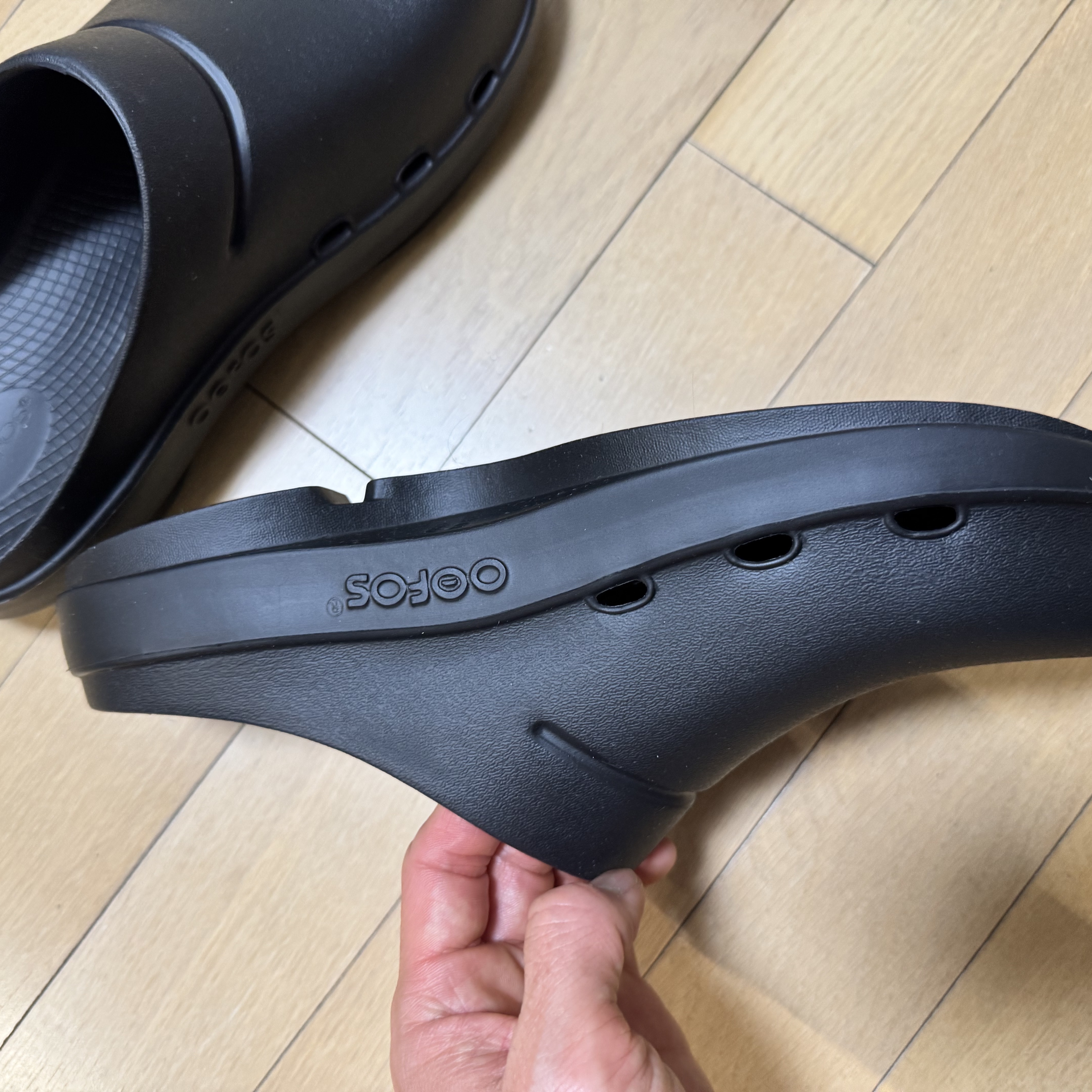 Oofos OOCloog Black 착용 스타일 - 4