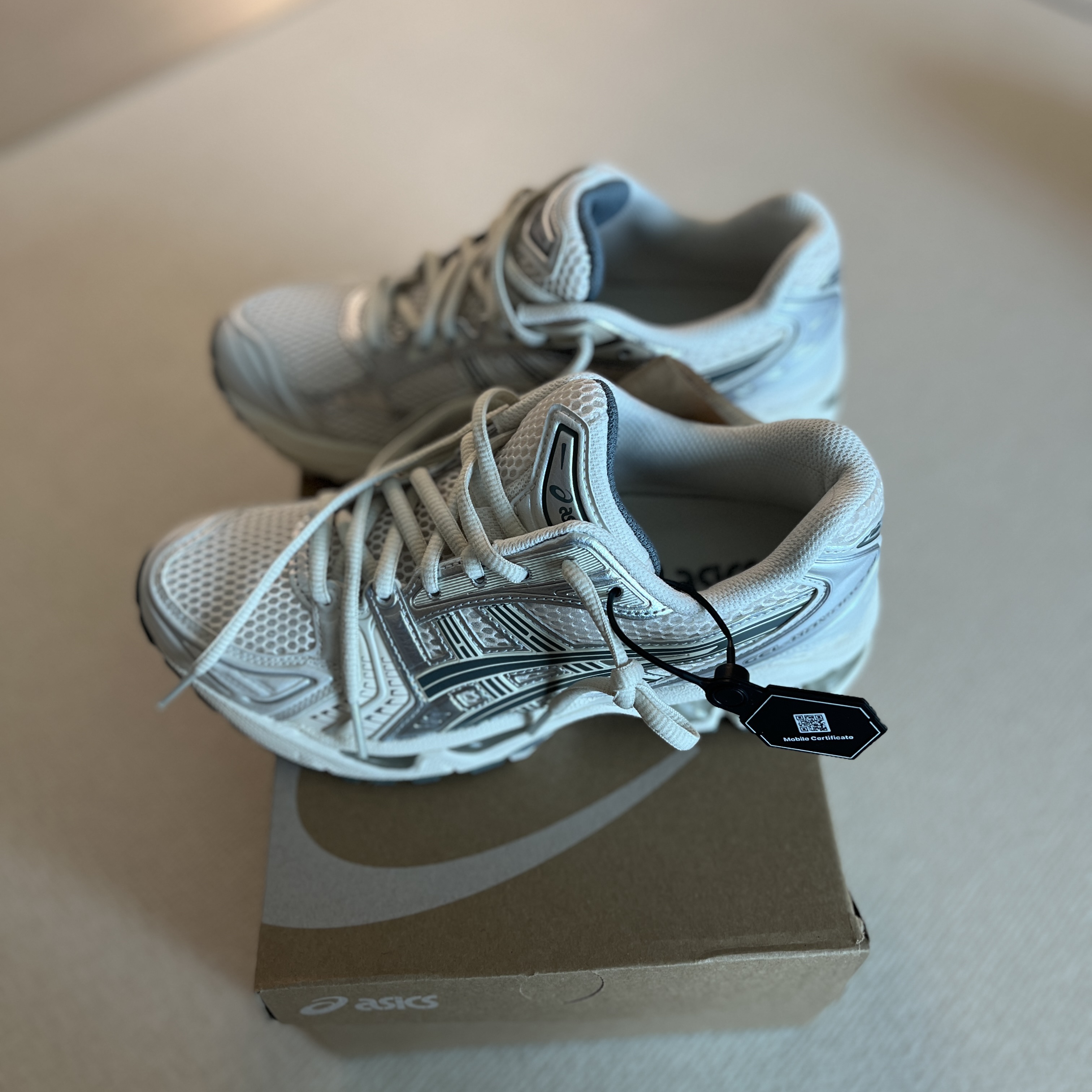 Asics Gel-Kayano 14 Birch Dark Pewter 착용 스타일 - 2