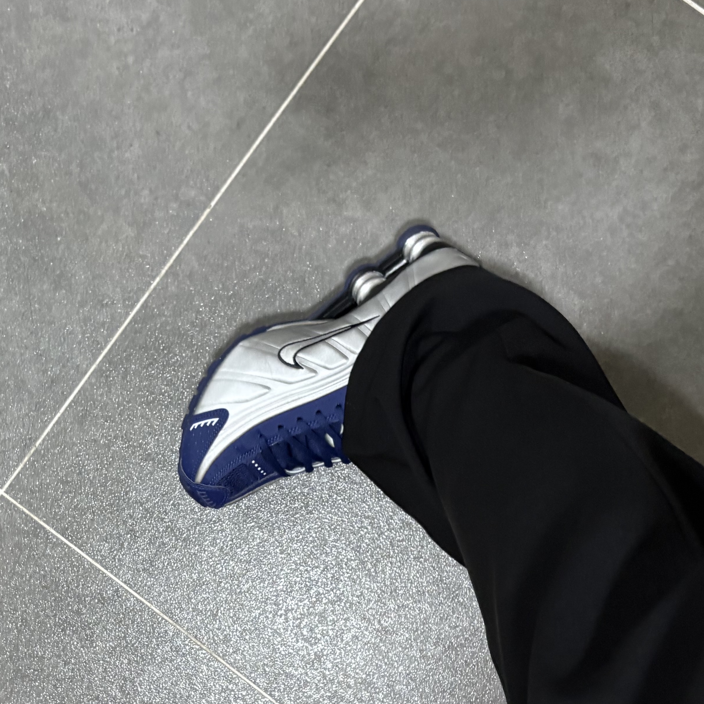 (W) Nike Shox R4 Blue Void Metallic Silver, Play Comme des Garcons Black Heart Blue Eyes T-Shirt White 착용 스타일 - 3