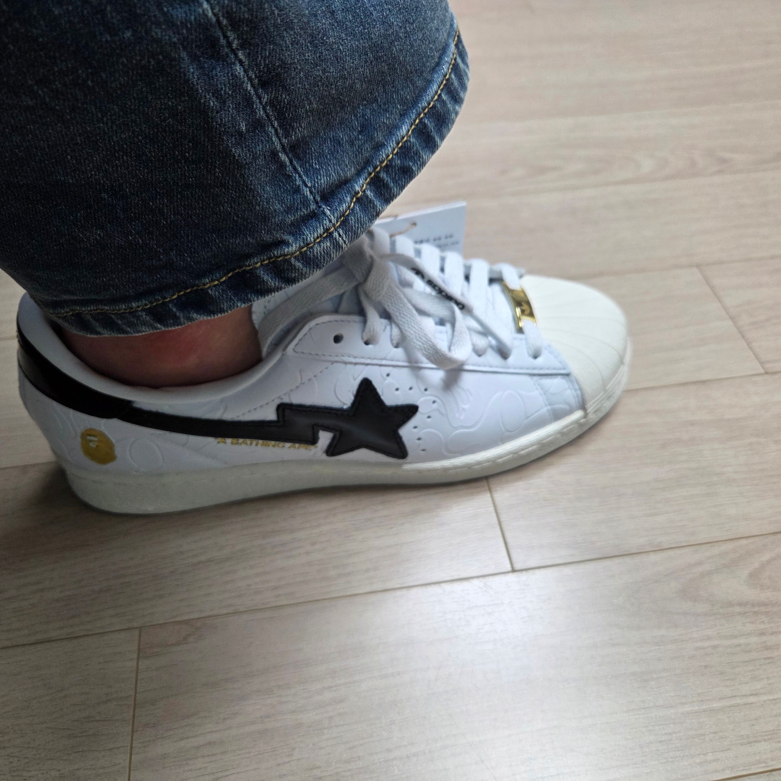 Adidas x BAPE Superstar Vintage Cloud White Core Black 착용 스타일 - 1