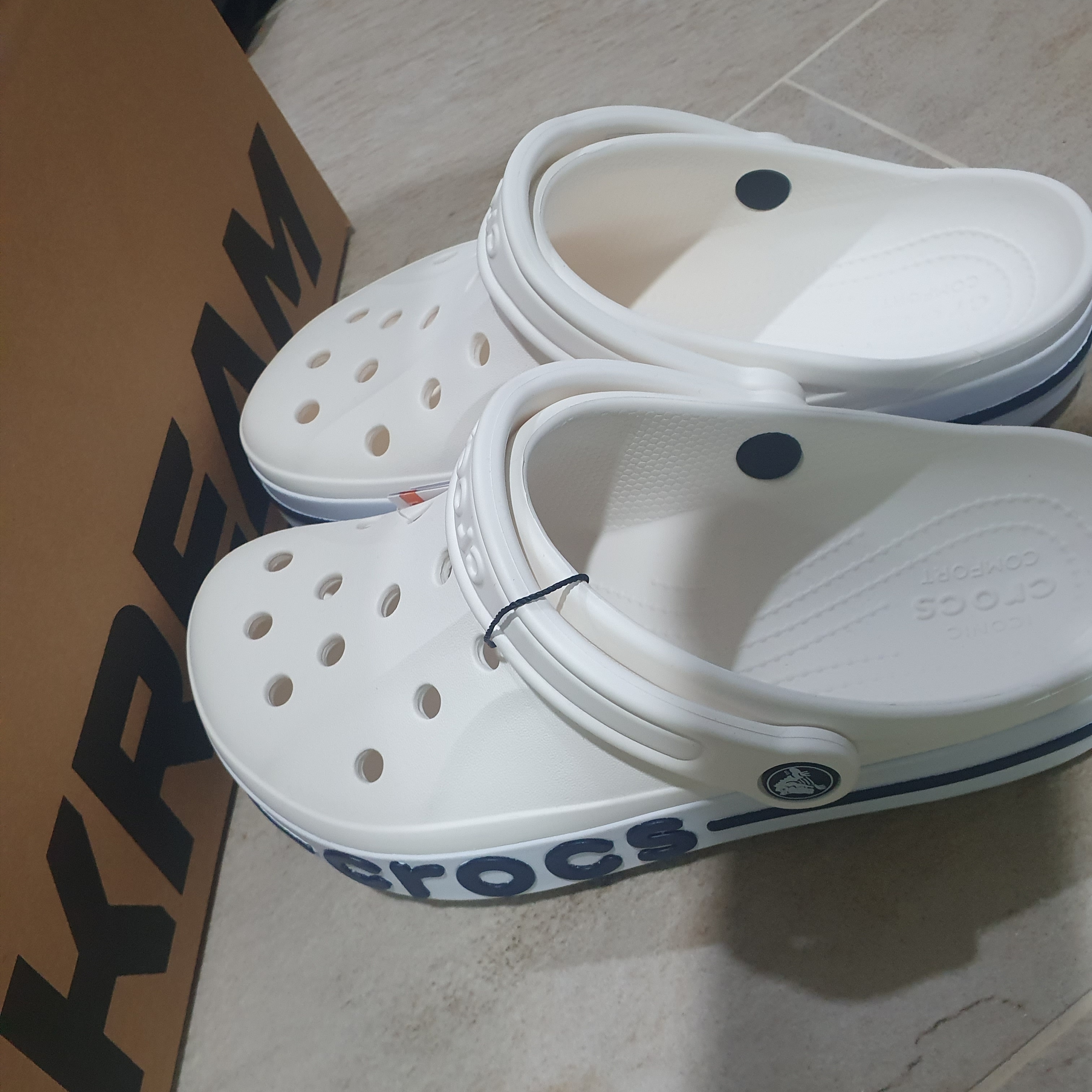 Crocs Bayaband Clog White Navy 착용 스타일