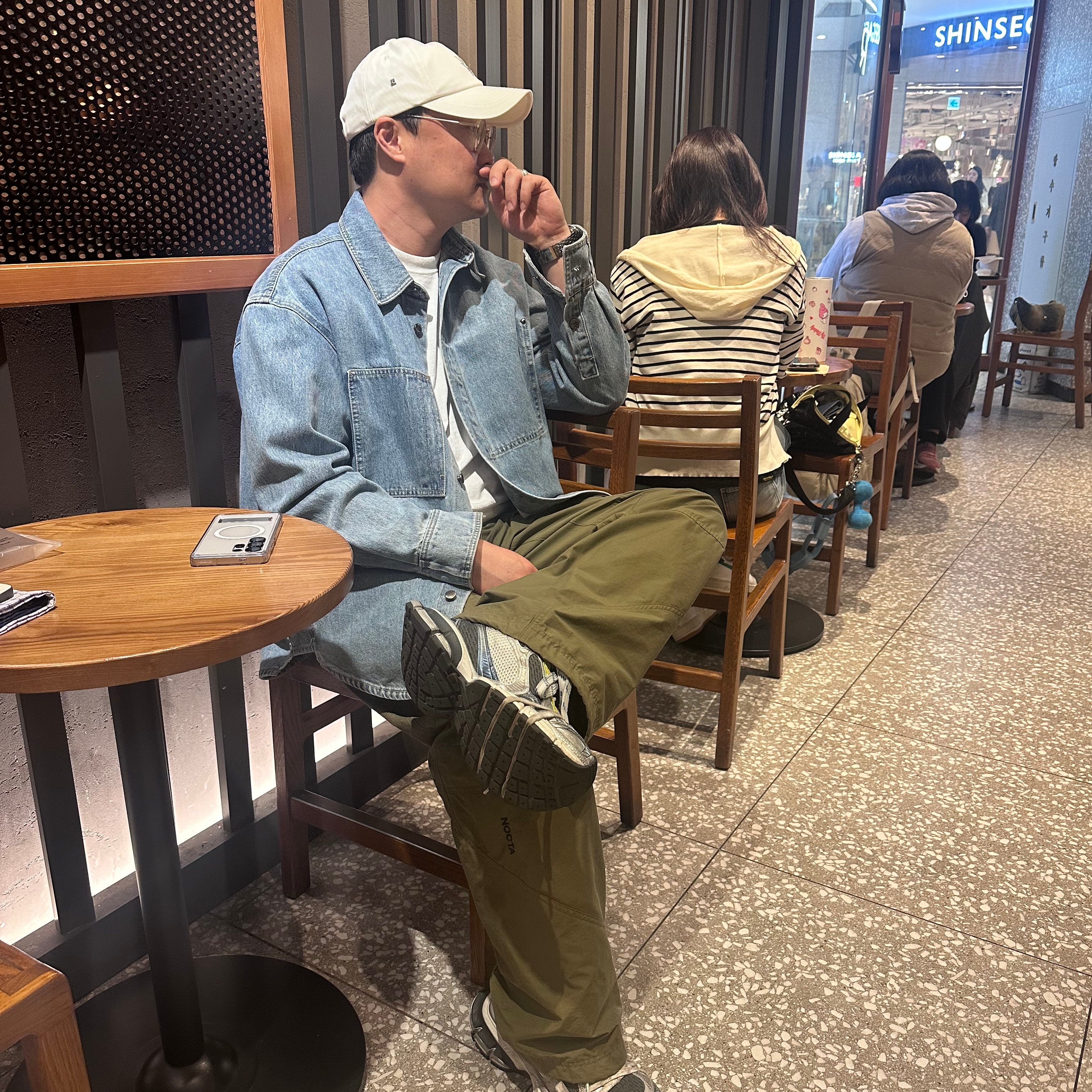 Stussy Basic Stussy T-Shirt White 2024, 2025, Nike x Drake Nocta Opal Tito Neeks Cargo Pants Medium Olive (FZ0910-222) 착용 스타일