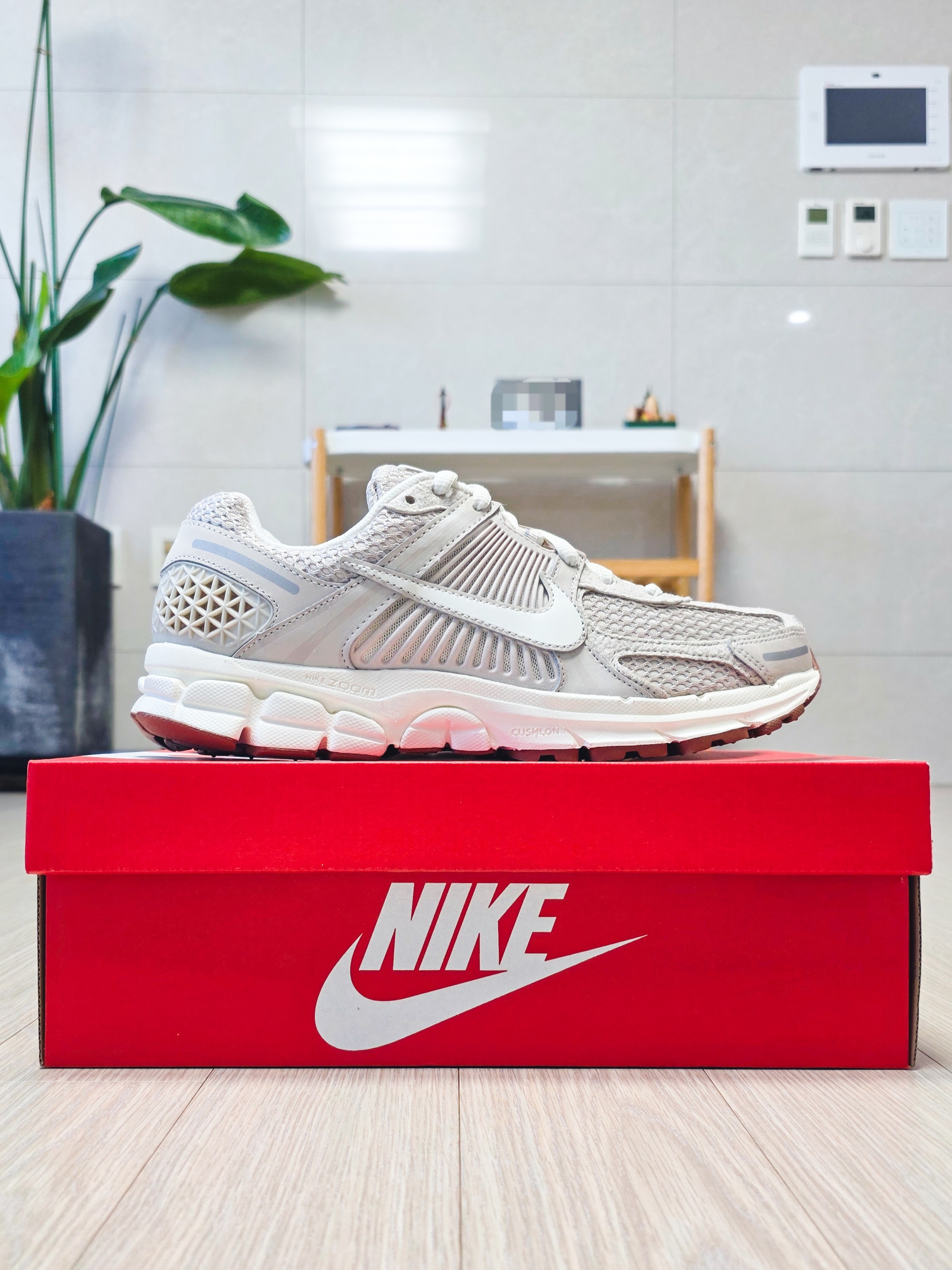 (W) Nike Zoom Vomero 5 Light Orewood Brown 착용 스타일 - 2