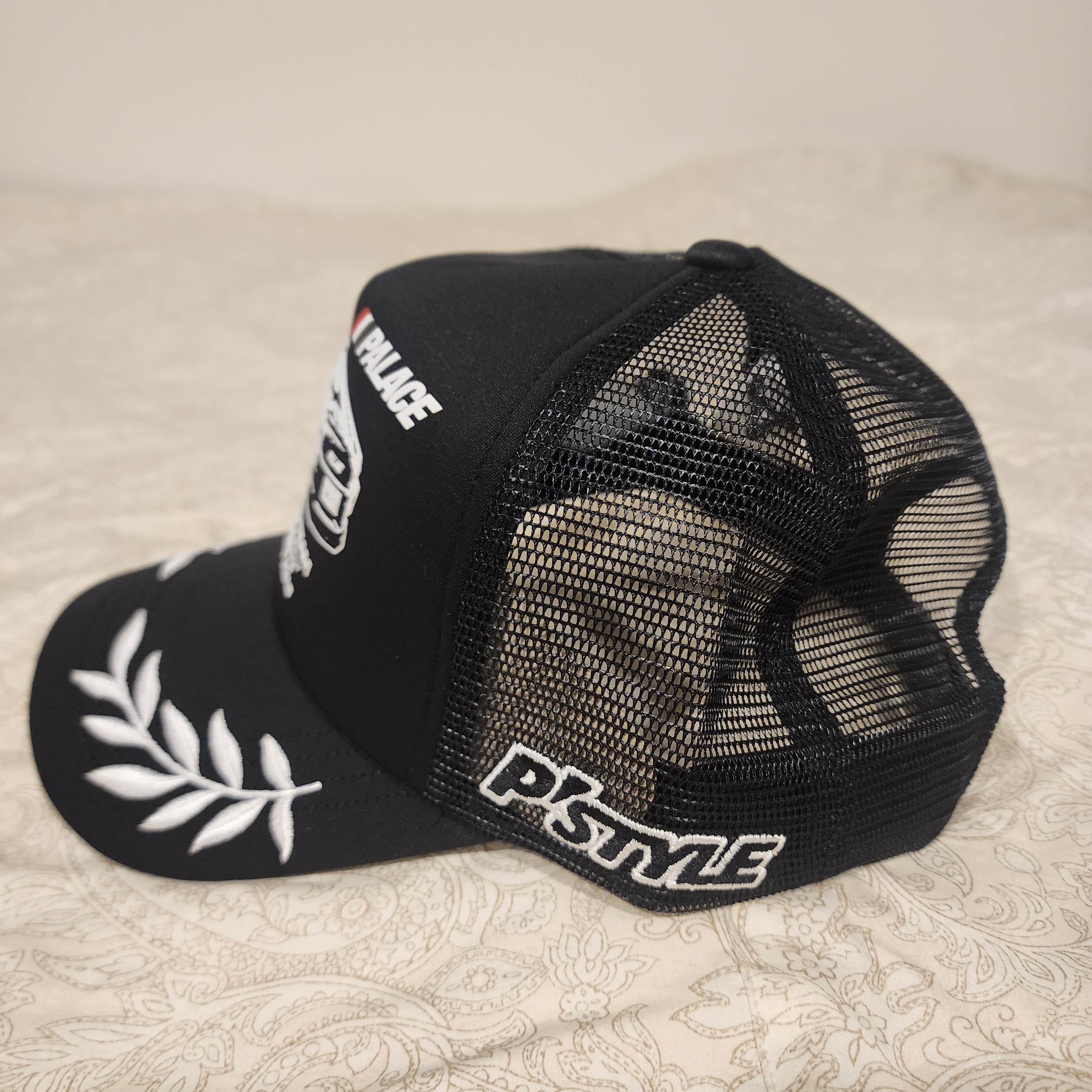 Palace Staff Trucker Black - 25SS 착용 스타일 - 2