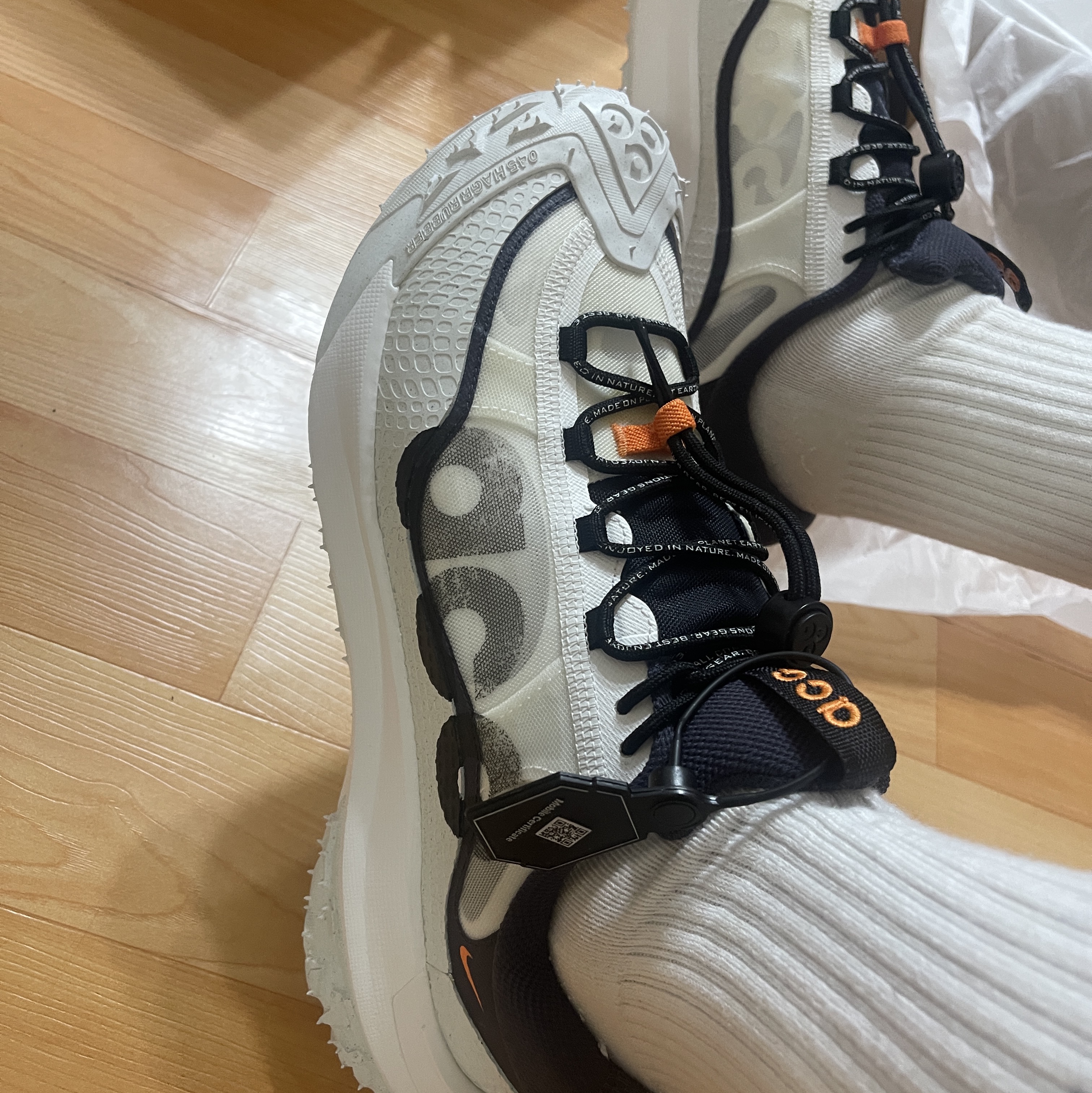 Nike ACG Mountain Fly 2 Low Summit White and Bright Mandarin 착용 스타일 - 3
