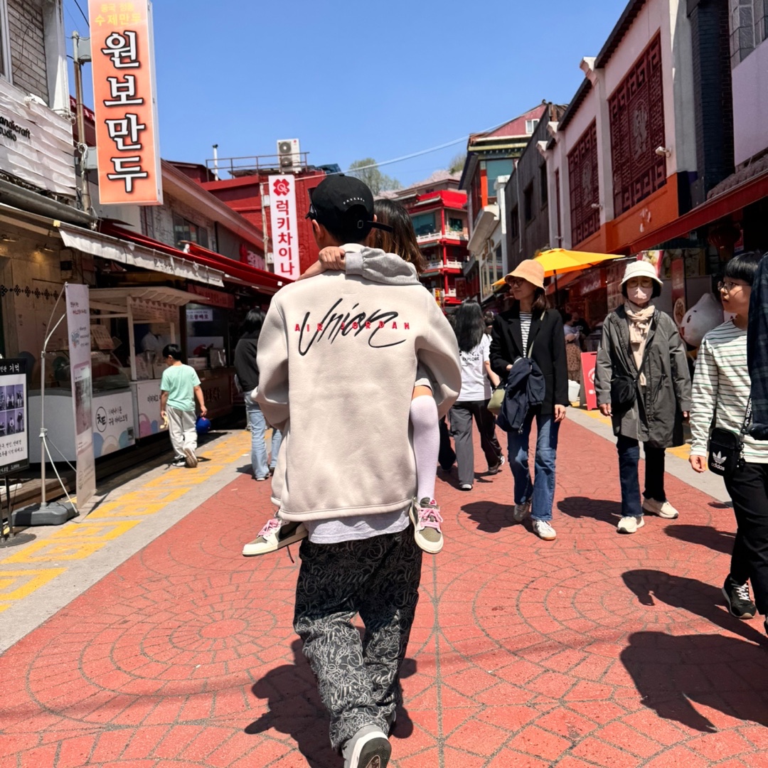 Darkr8m Studio x New Era Unstructured Ball Cap Black, Oakley x Fragment Frogskins Yellow Polished Black Frame Prizm Grey Lenses Low Bridge Fit 착용 스타일 - 2