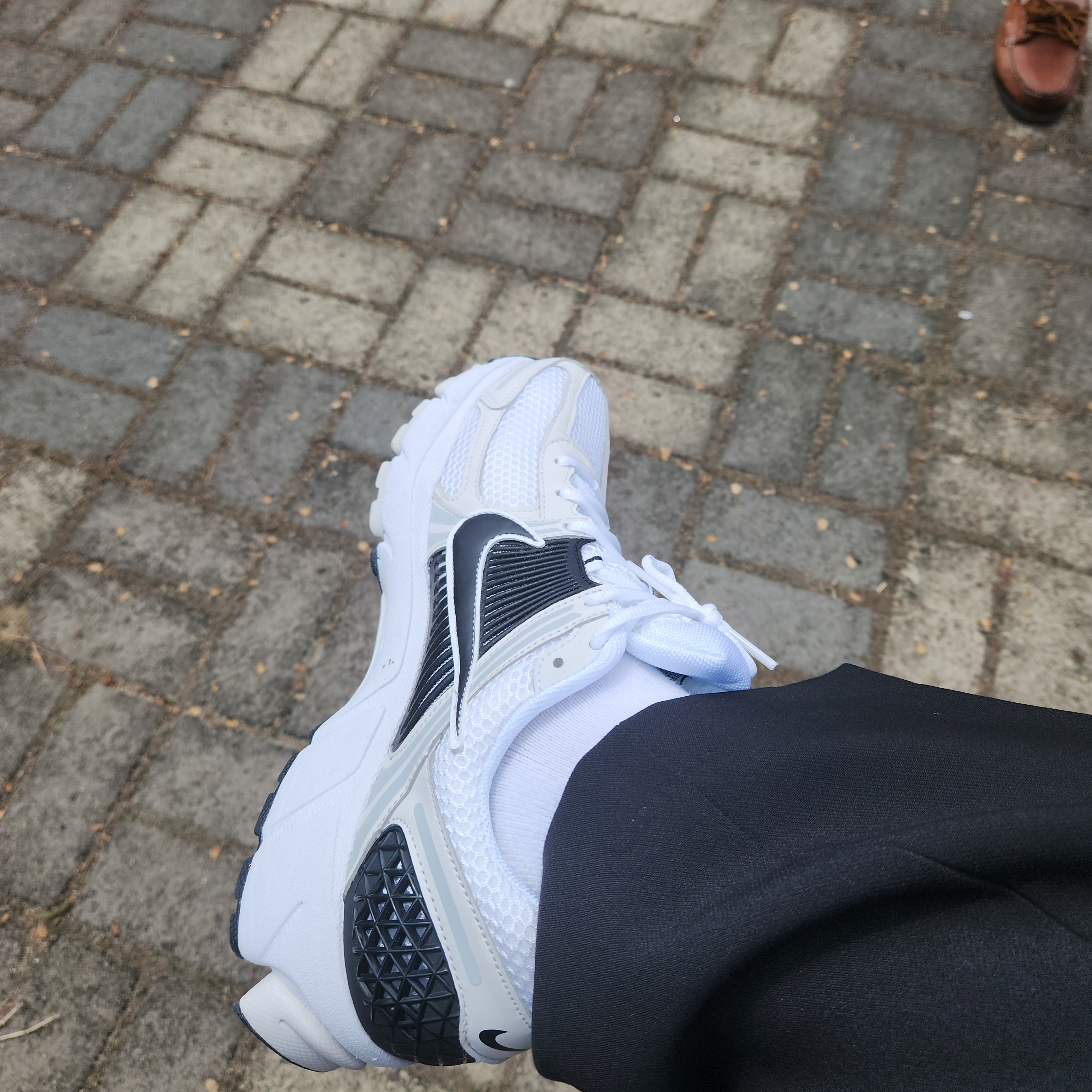 Nike Zoom Vomero 5 White Platinum Tint 착용 스타일