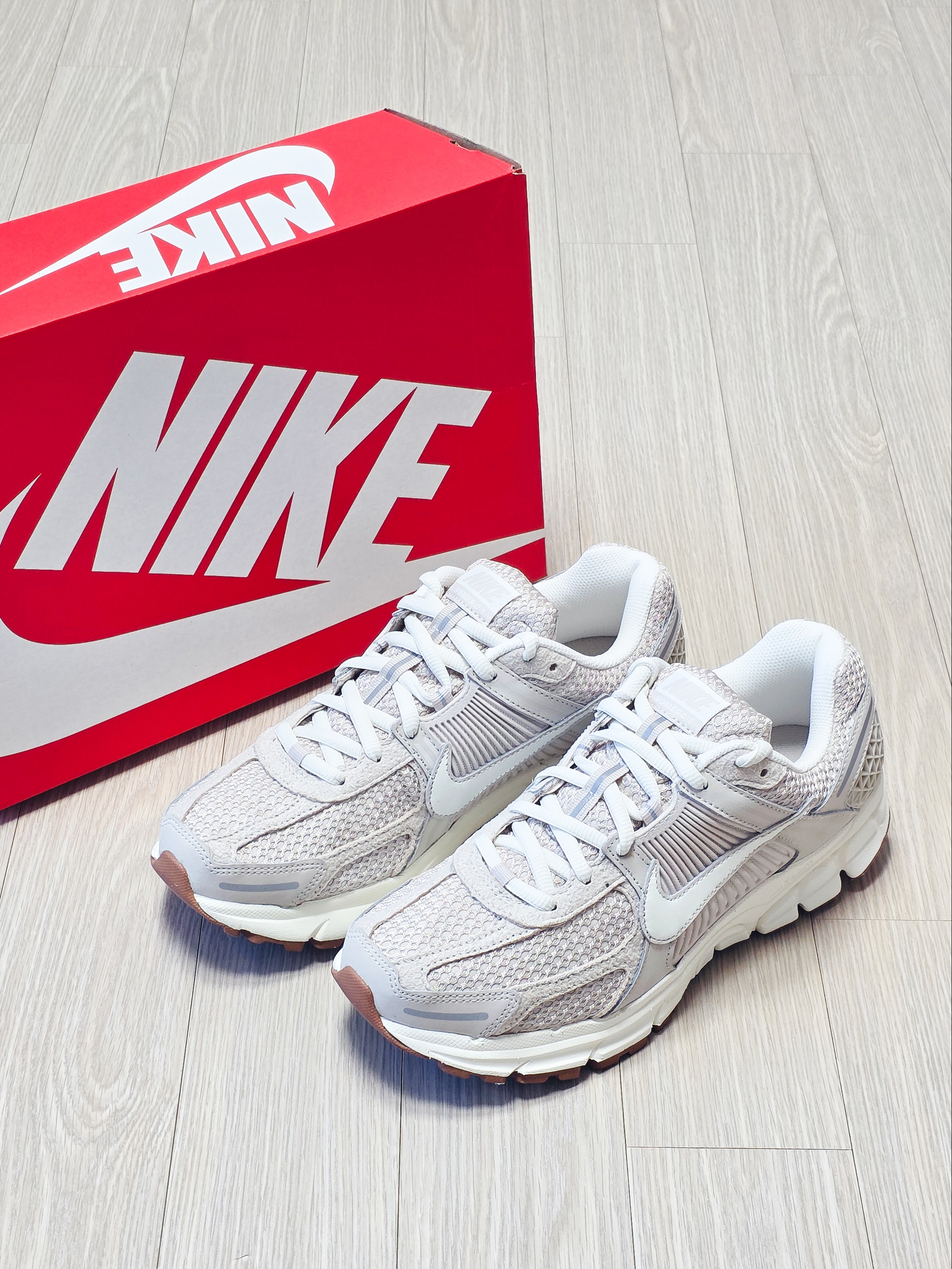 (W) Nike Zoom Vomero 5 Light Orewood Brown 착용 스타일 - 10