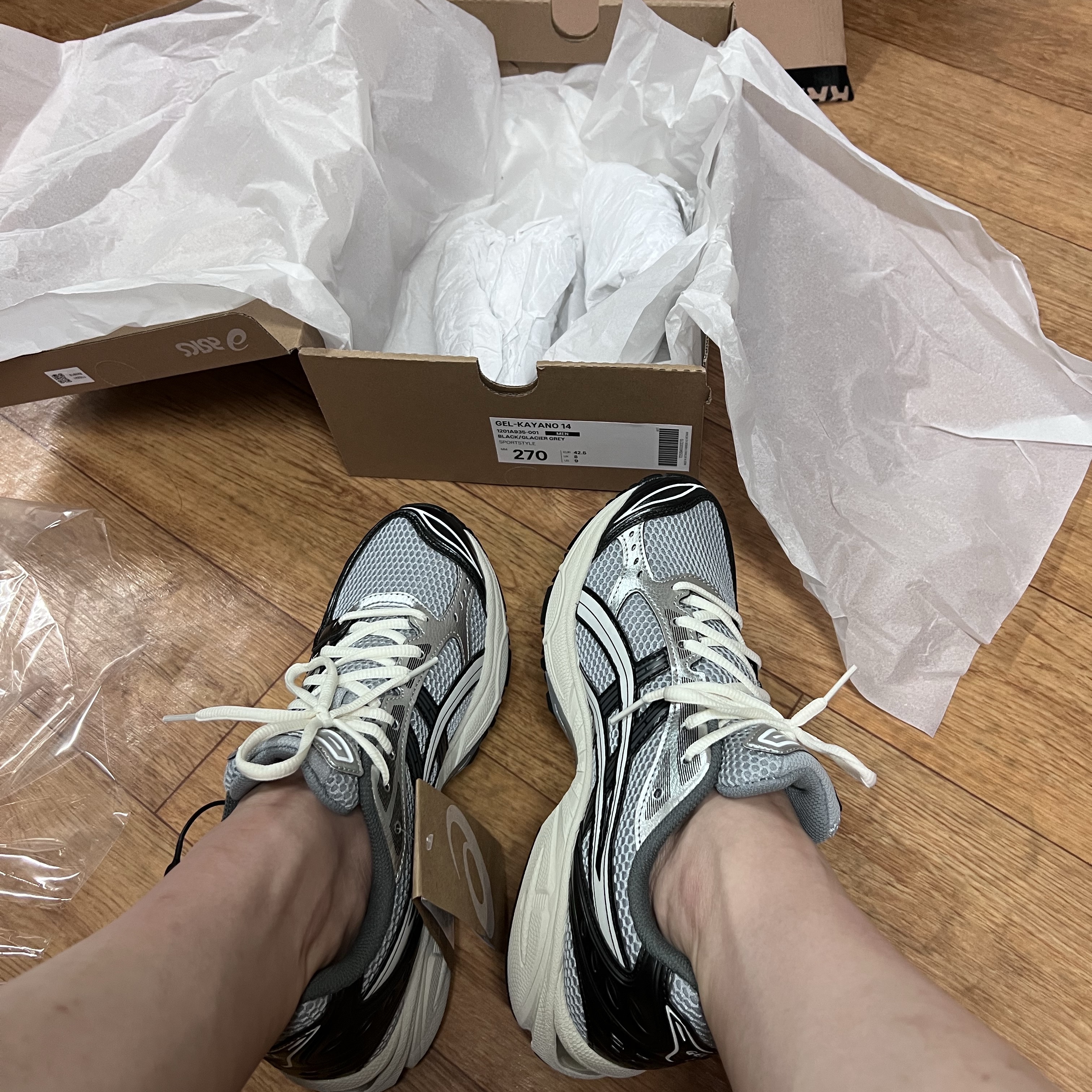 Asics Gel-Kayano 14 Black Glacier Grey 착용 스타일 - 2