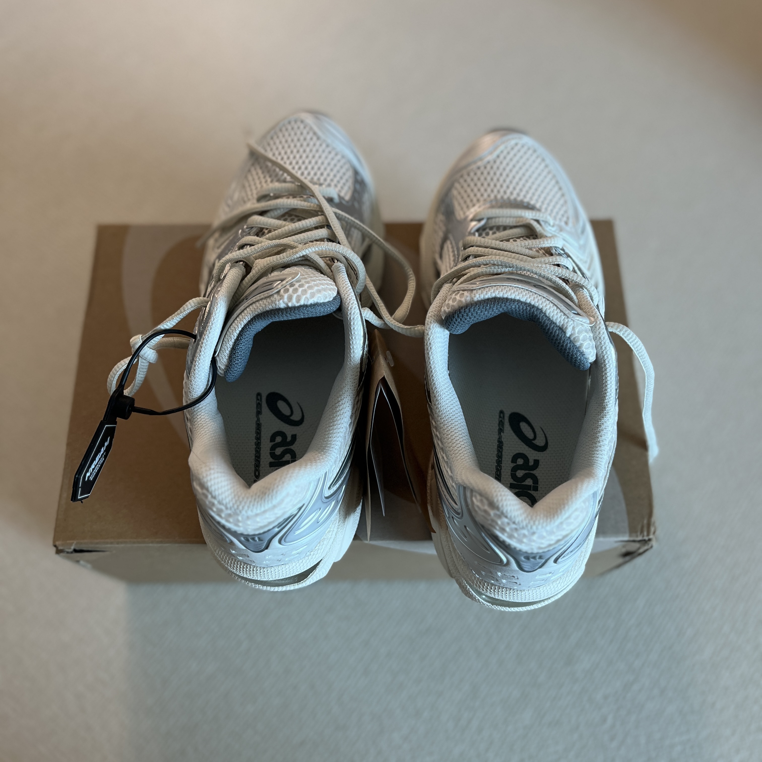 Asics Gel-Kayano 14 Birch Dark Pewter 착용 스타일 - 3