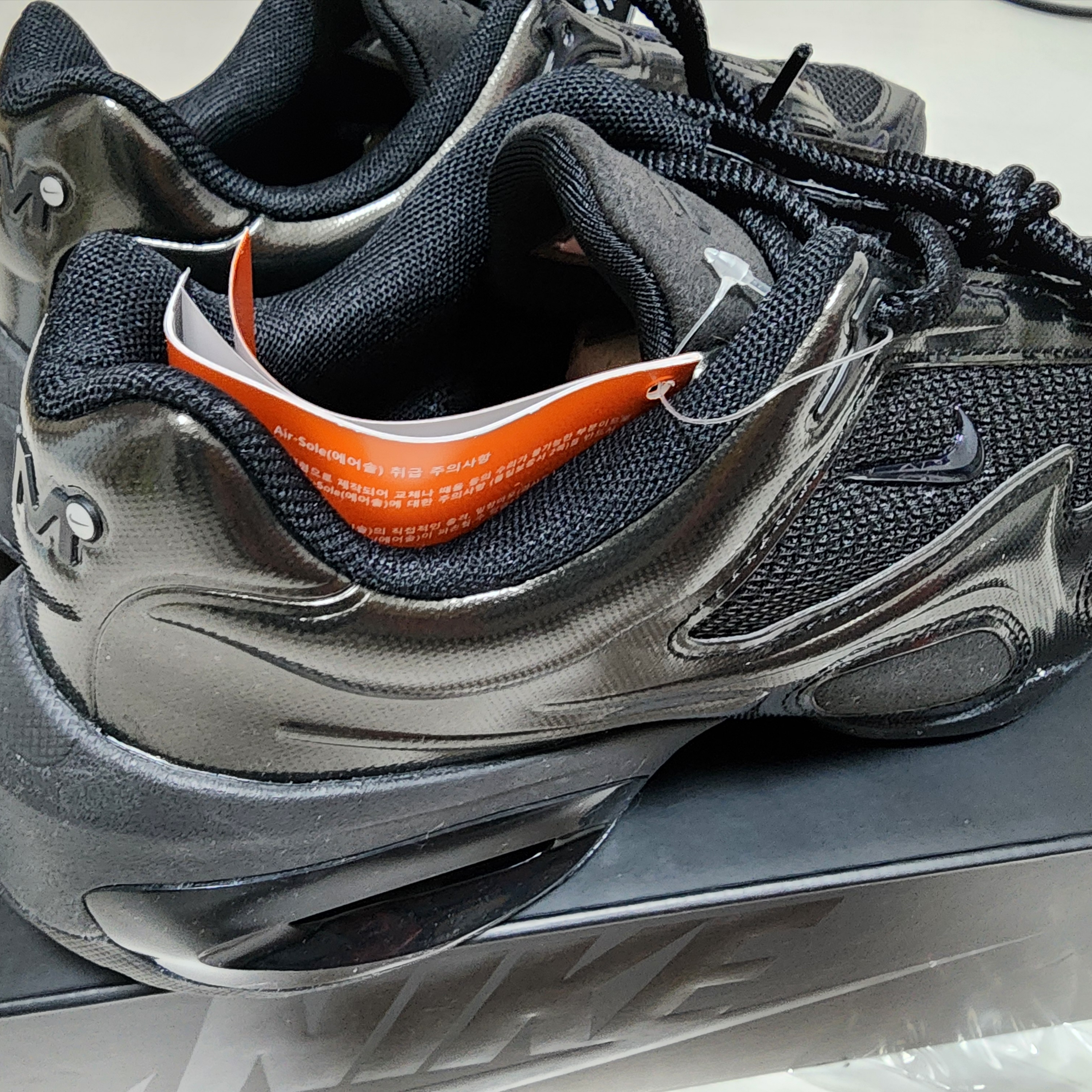 (W) Nike Air Max Muse Triple Black 착용 스타일 - 2