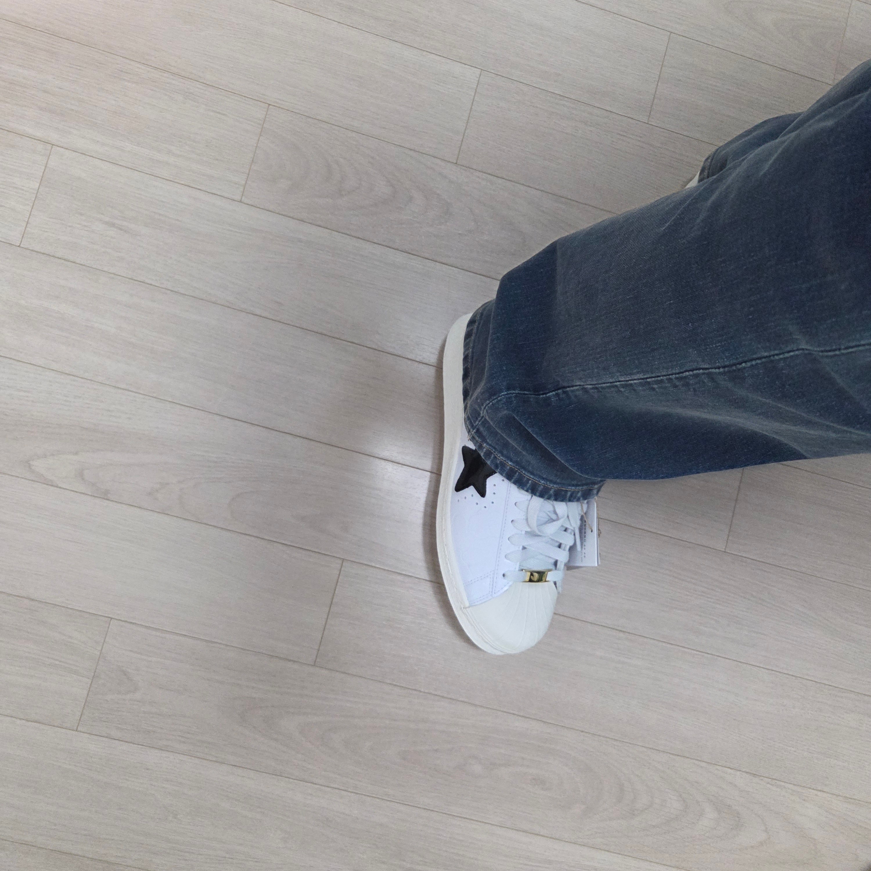 Adidas x BAPE Superstar Vintage Cloud White Core Black 착용 스타일 - 3