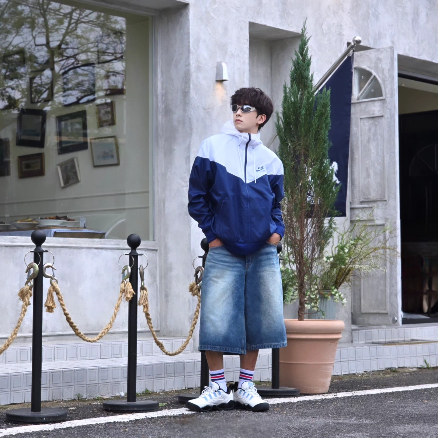 나이키 윈드러너 우븐 라인드 자켓 화이트 블루 보이드 - 아시아, 나이키 x 슈프림 SB 다윈 로우 화이트 착용 스타일 - 7