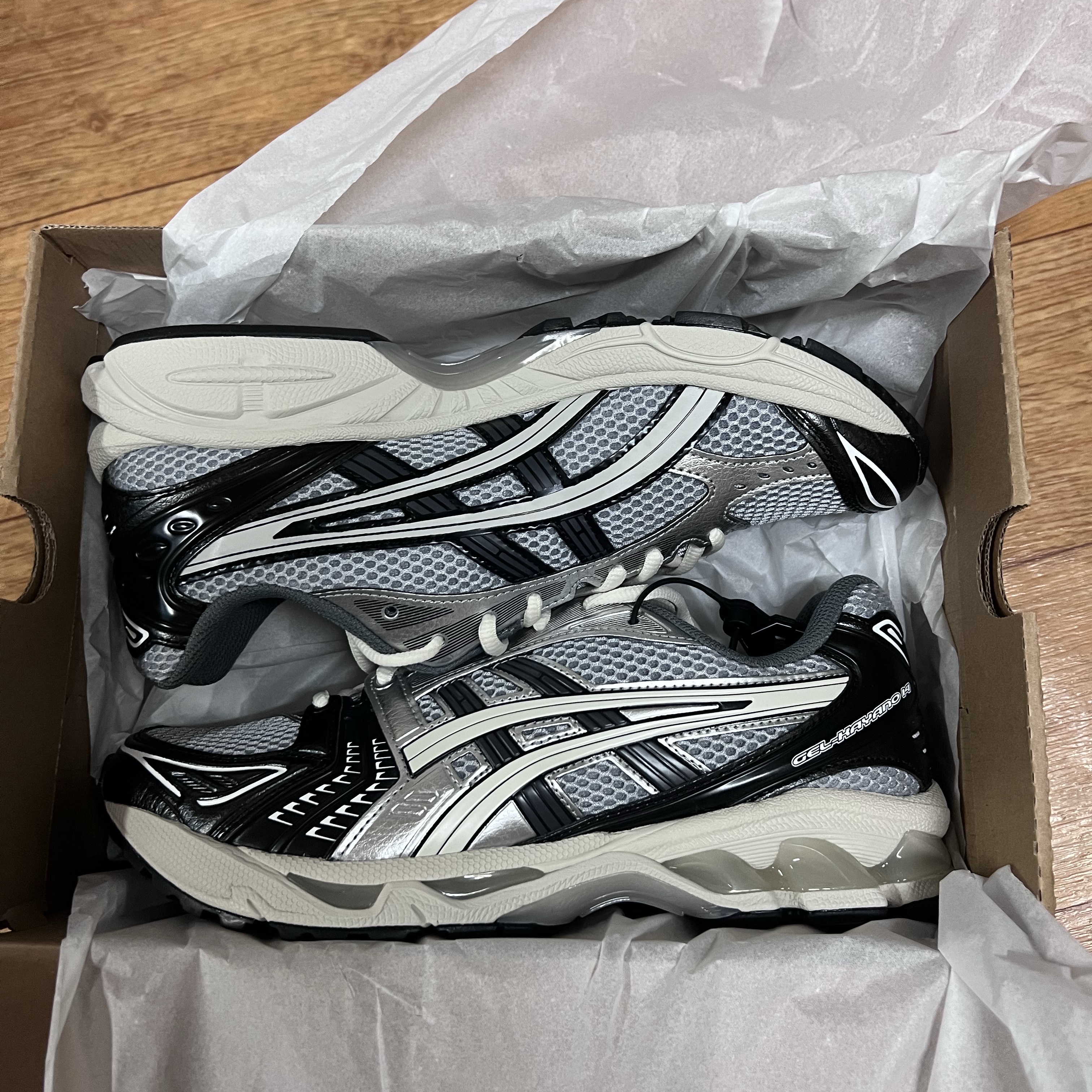 Asics Gel-Kayano 14 Black Glacier Grey 착용 스타일 - 3
