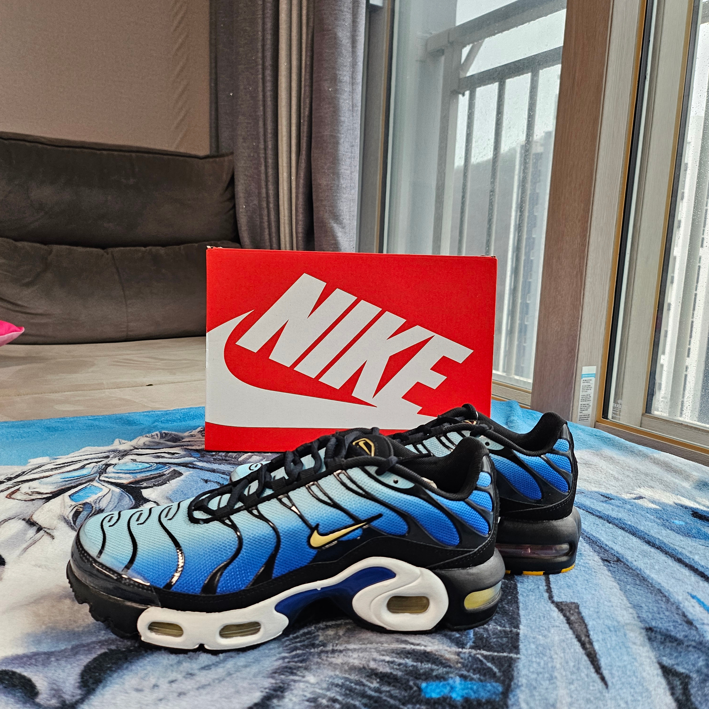 Nike Air Max Plus TNPO Team Red and Sail 착용 스타일