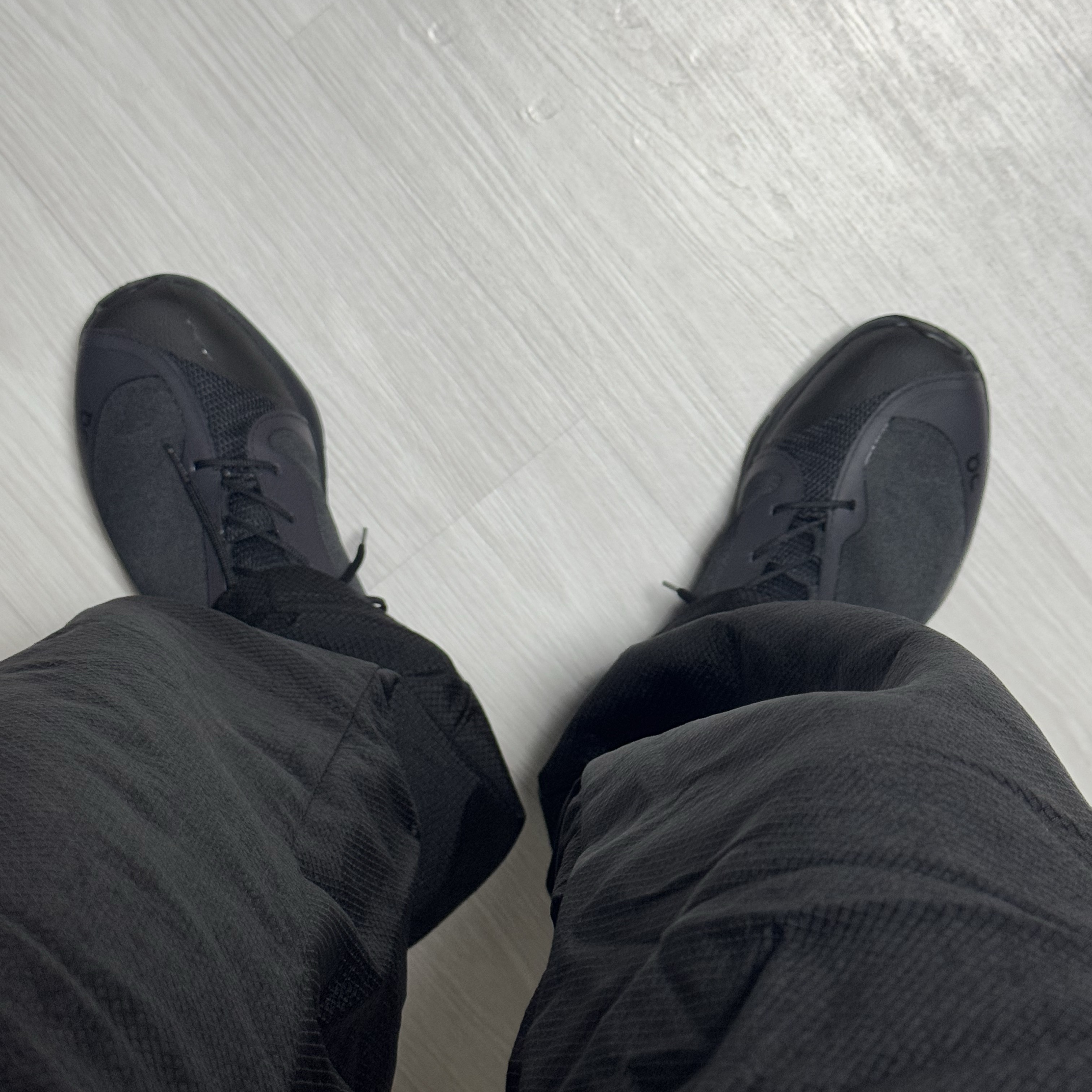 On Running x Post Archive Faction (Paf) Cloudventure Peak All Black 착용 스타일